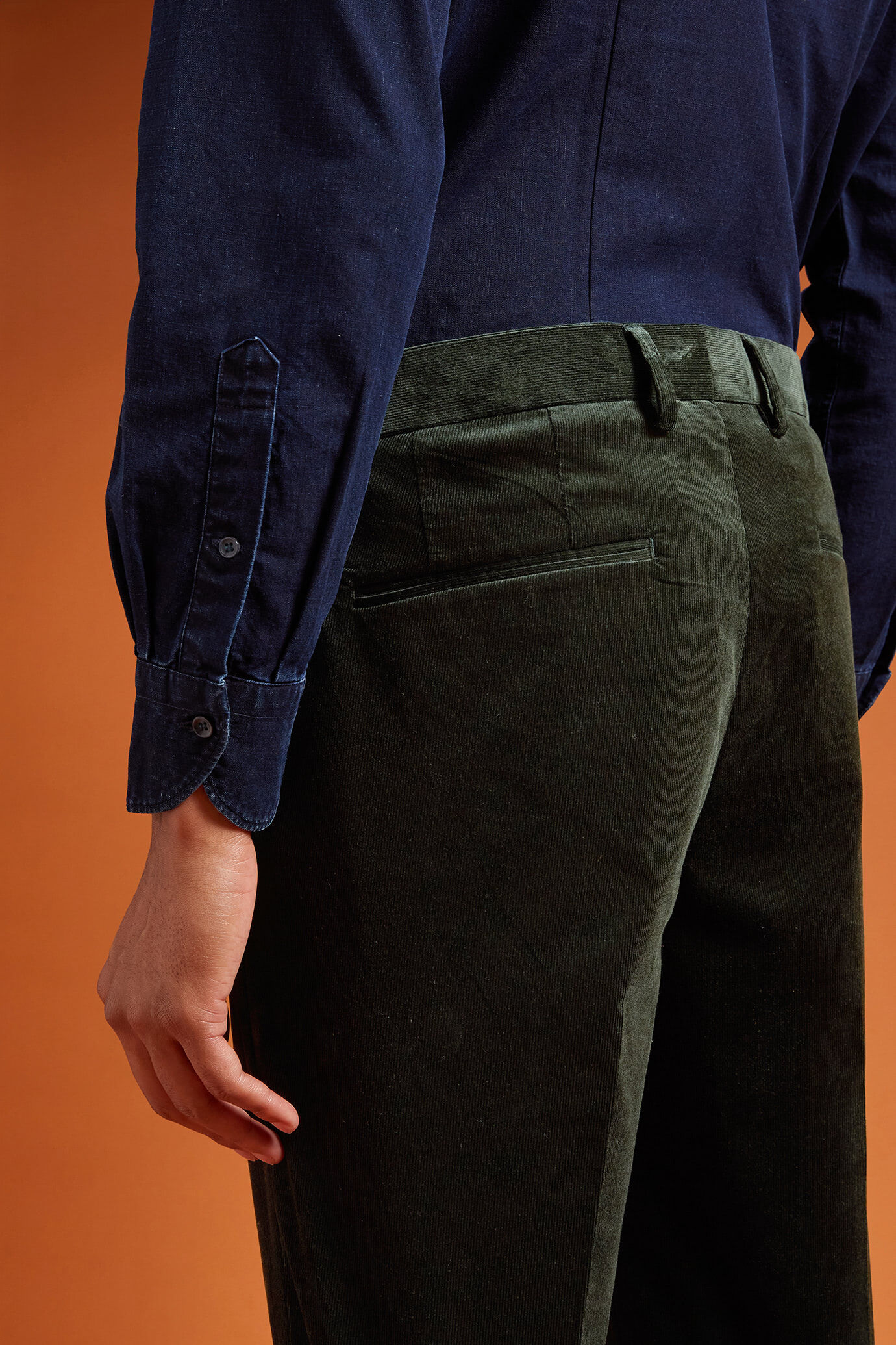 Pantalone classico uomo con doppia pince in velluto a coste regular fit image number 3