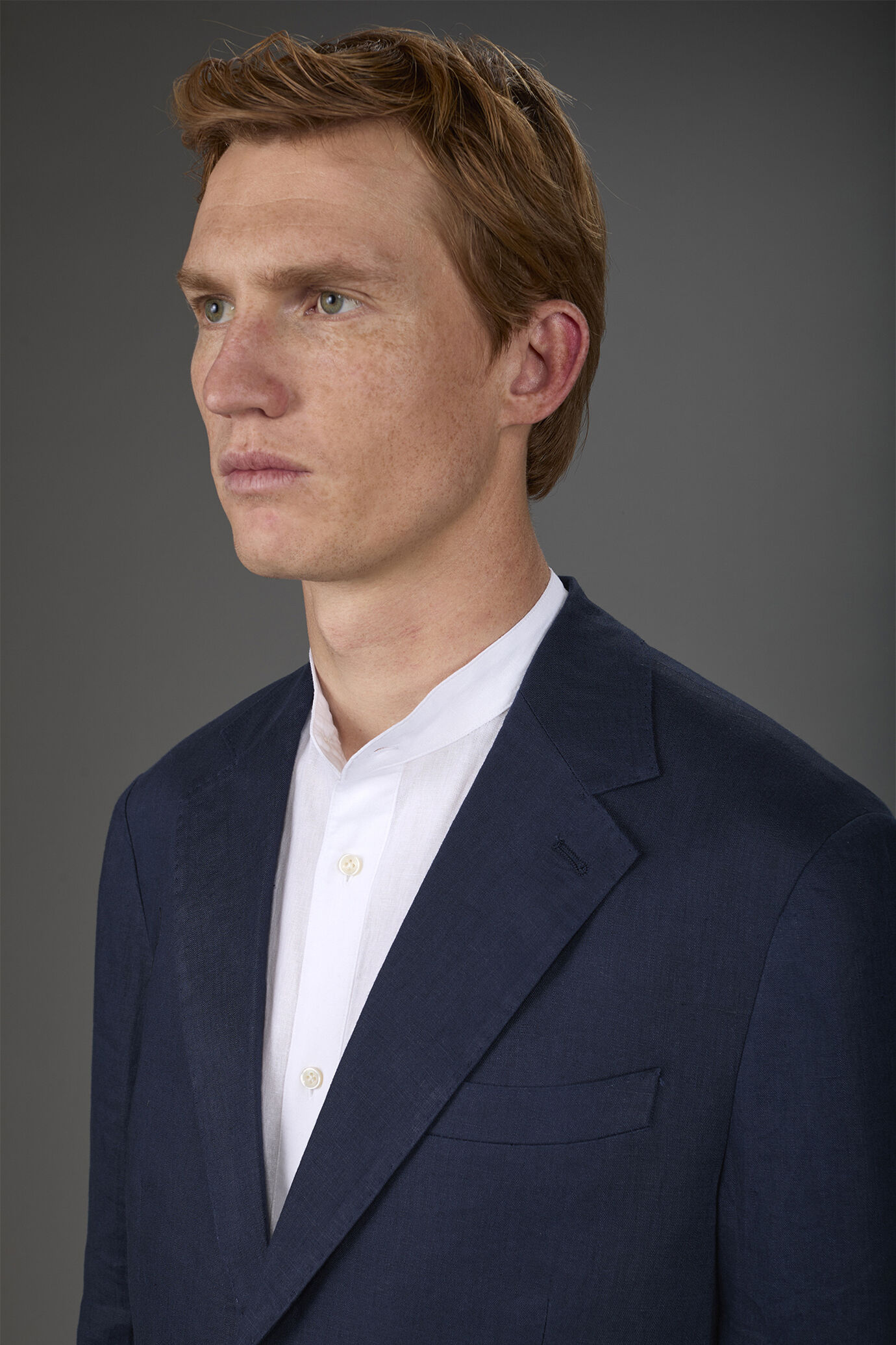 Single-breasted men's suit with flat front trousers, in 100% linen with a washed effect image number 2