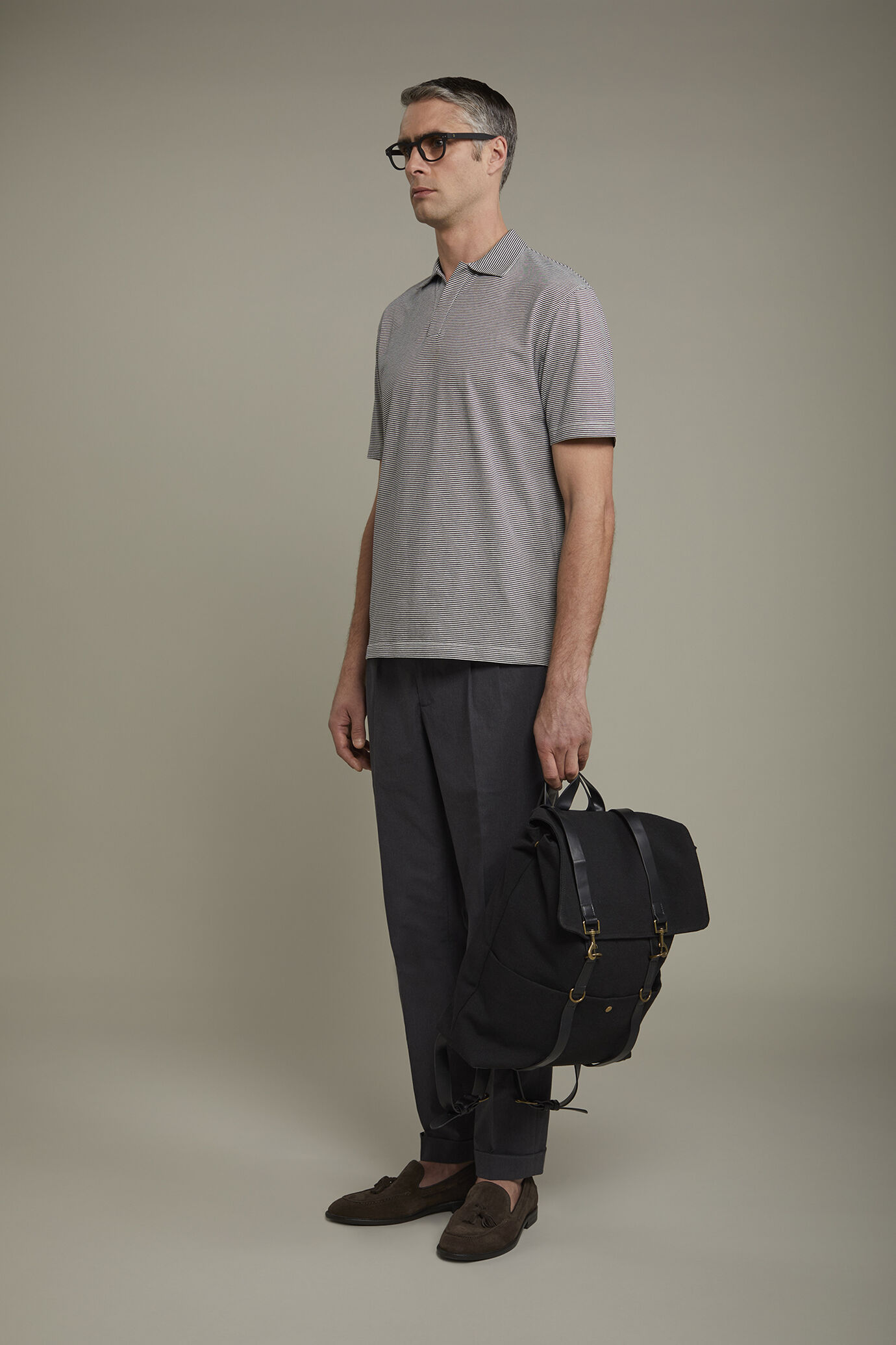 Kurzärmeliges Herren-Poloshirt mit knopflosem Derby-Kragen aus 100 % Baumwolle mit feinen Streifen in normaler Passform image number 1