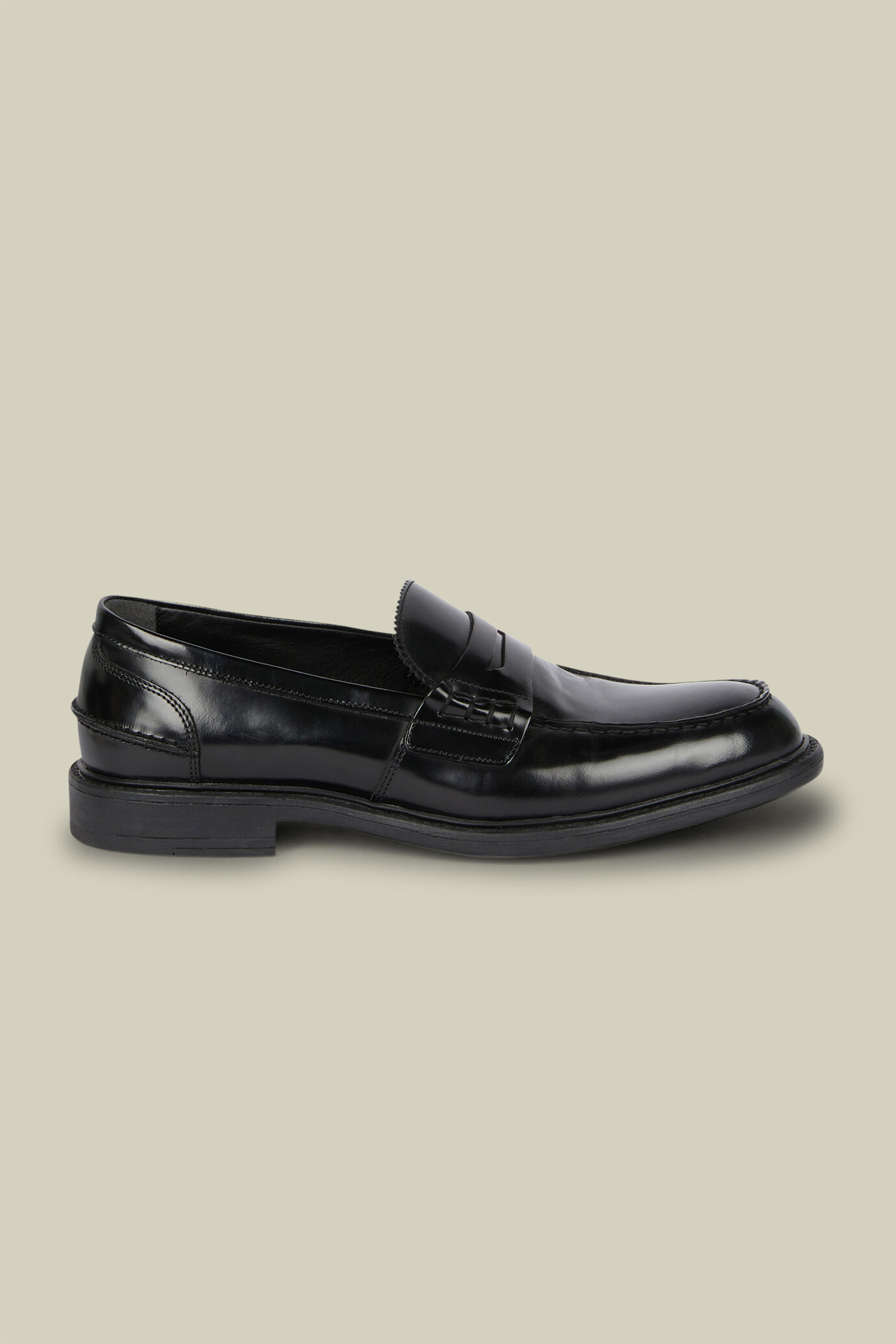 Mocassino classico uomo con suola in gomma image number 0
