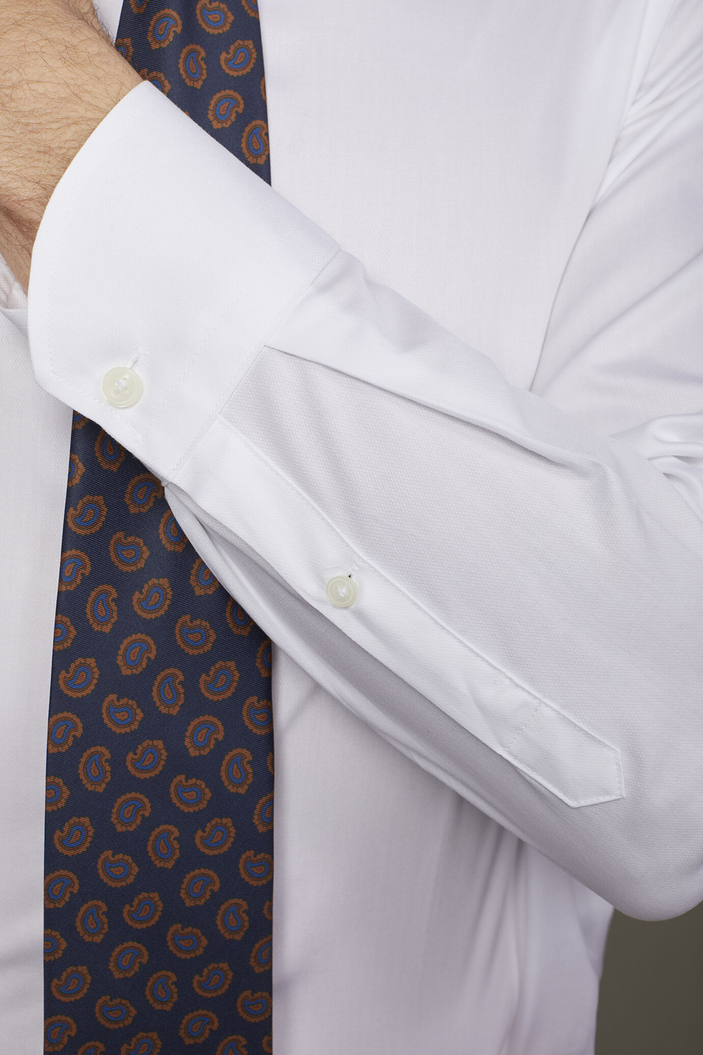 Chemise homme à col classique en tissu armuré uni 100 % coton coupe régulière image number 4