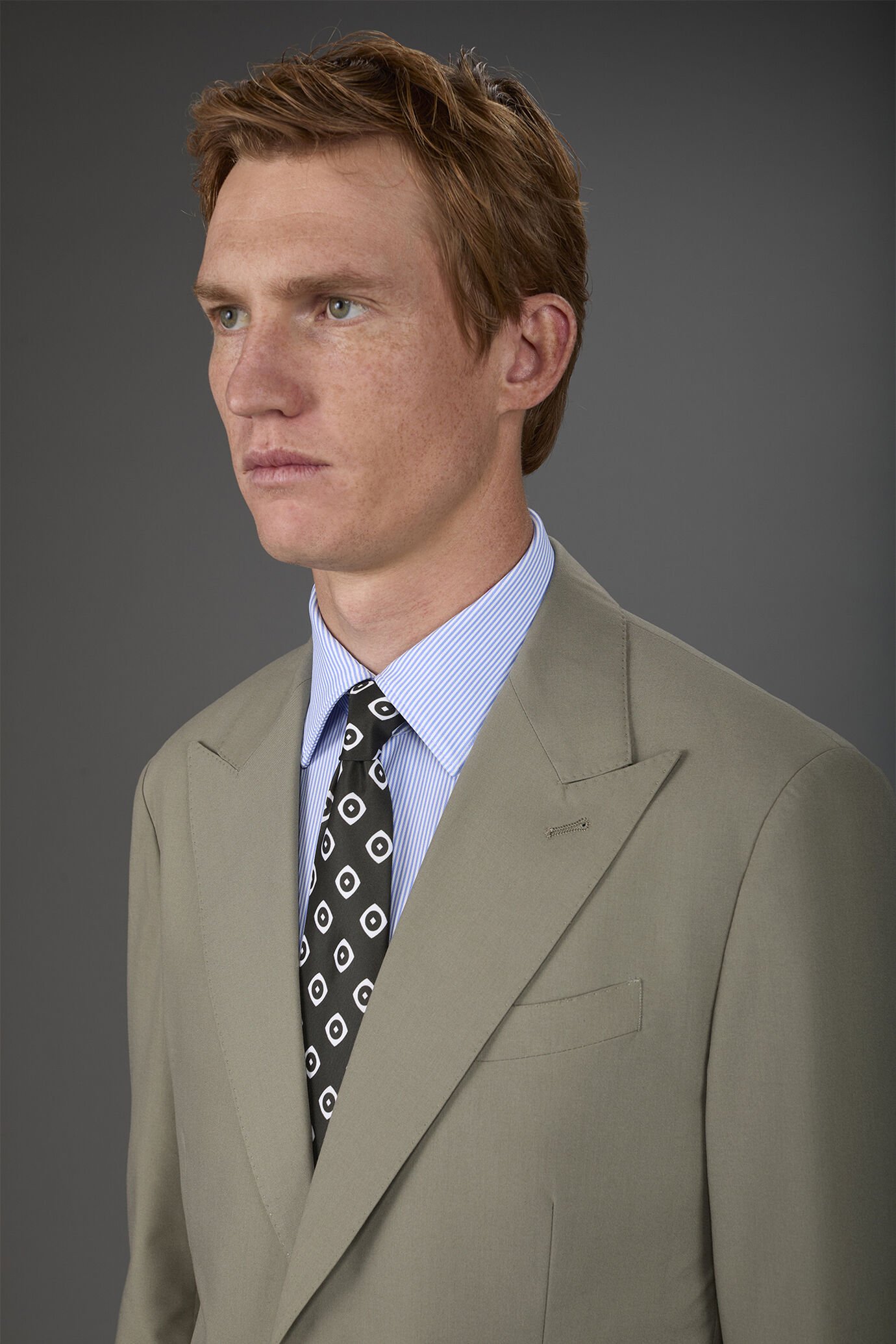 Costume pour homme à simple boutonnage avec pantalon à simple pli image number 2