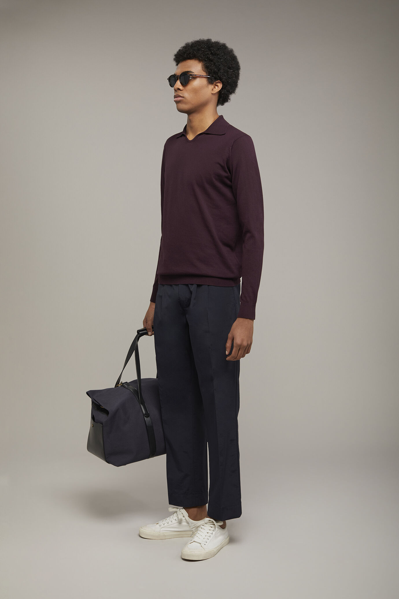 Herren-Poloshirt mit V-Ausschnitt aus 100 % Baumwollstrick und langen &Auml;rmeln in normaler Passform image number 1