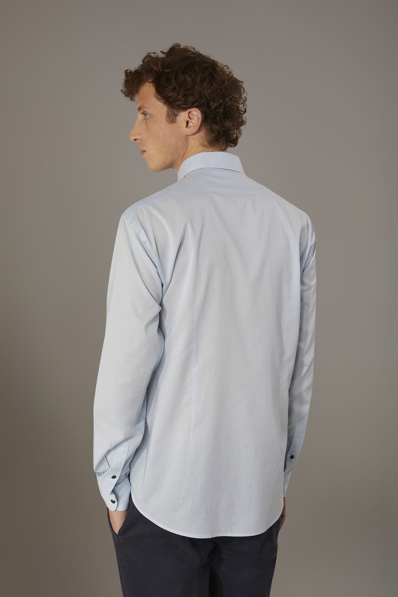 Chemise d&eacute;contract&eacute; col fran&ccedil;ais fit confortable en mousseline de coton image number 2