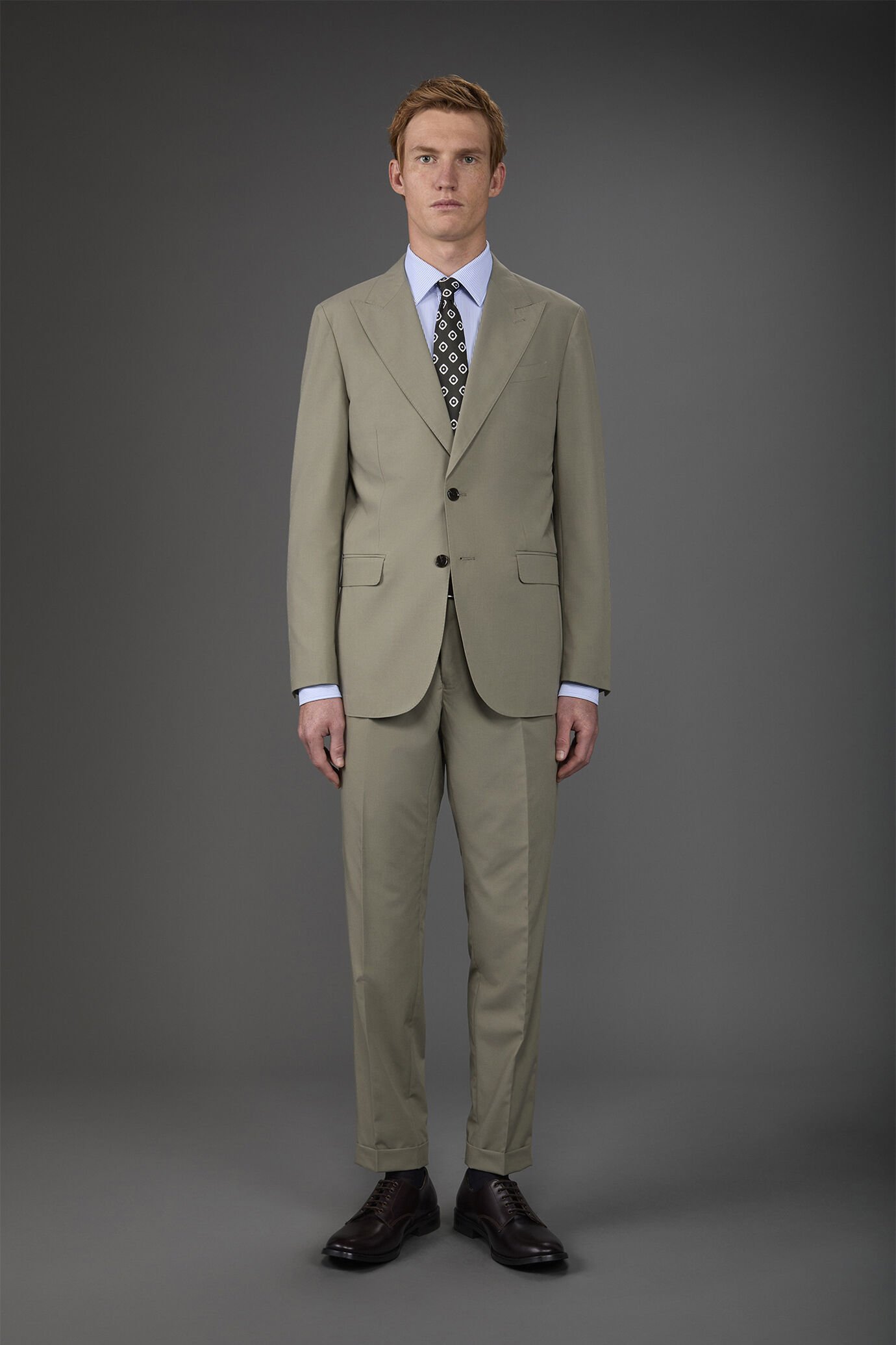 Single-breasted men's suit with single-pleat trousers image number 1