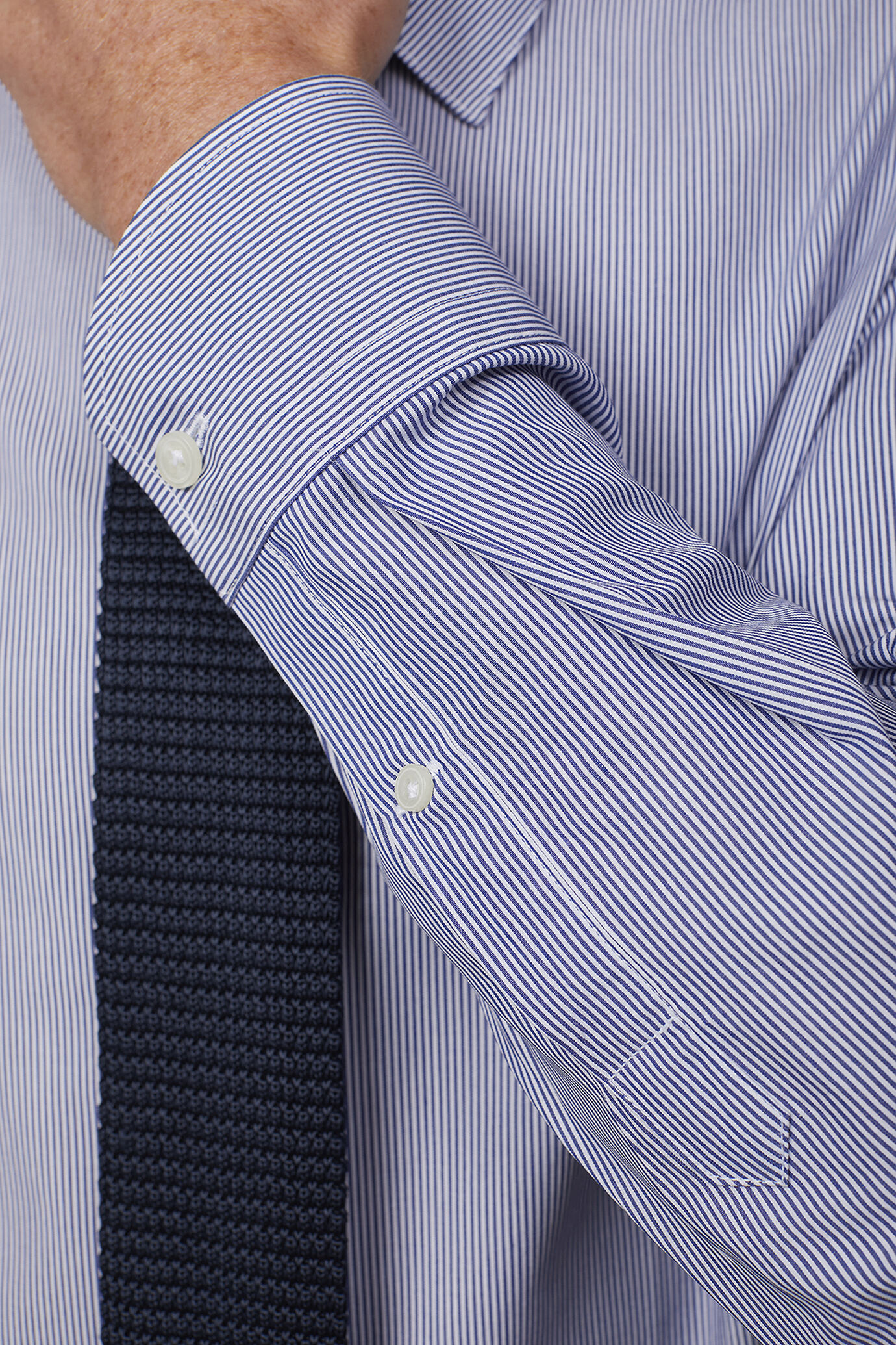 Herrenhemd mit klassischem Kragen aus 100 % garngefärbter Baumwolle mit Maschen in normaler Passform image number 4