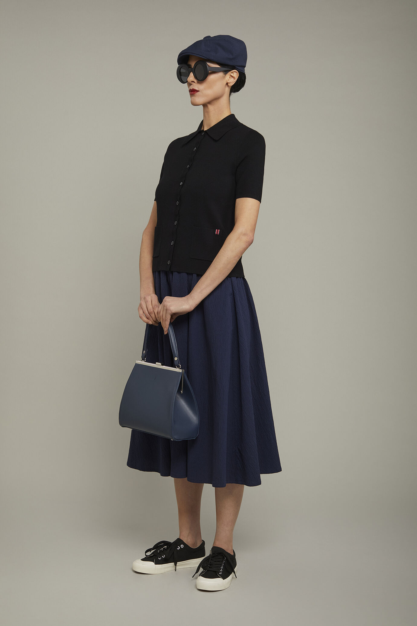 Einfarbige Strickjacke f&uuml;r Damen in schmaler Passform image number 1