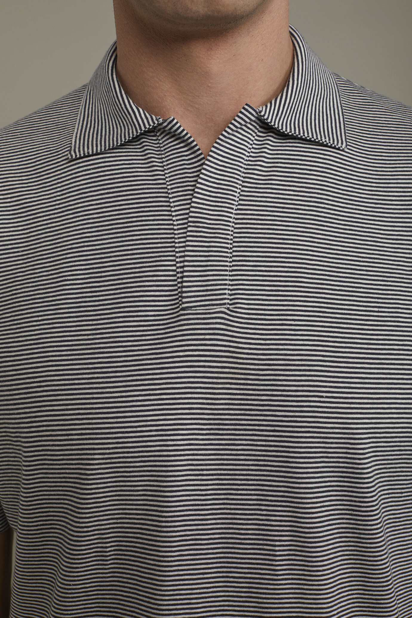 Polo homme &agrave; manches courtes et col derby sans boutons, tissu 100&nbsp;% coton &agrave; fines rayures coupe r&eacute;guli&egrave;re image number 3