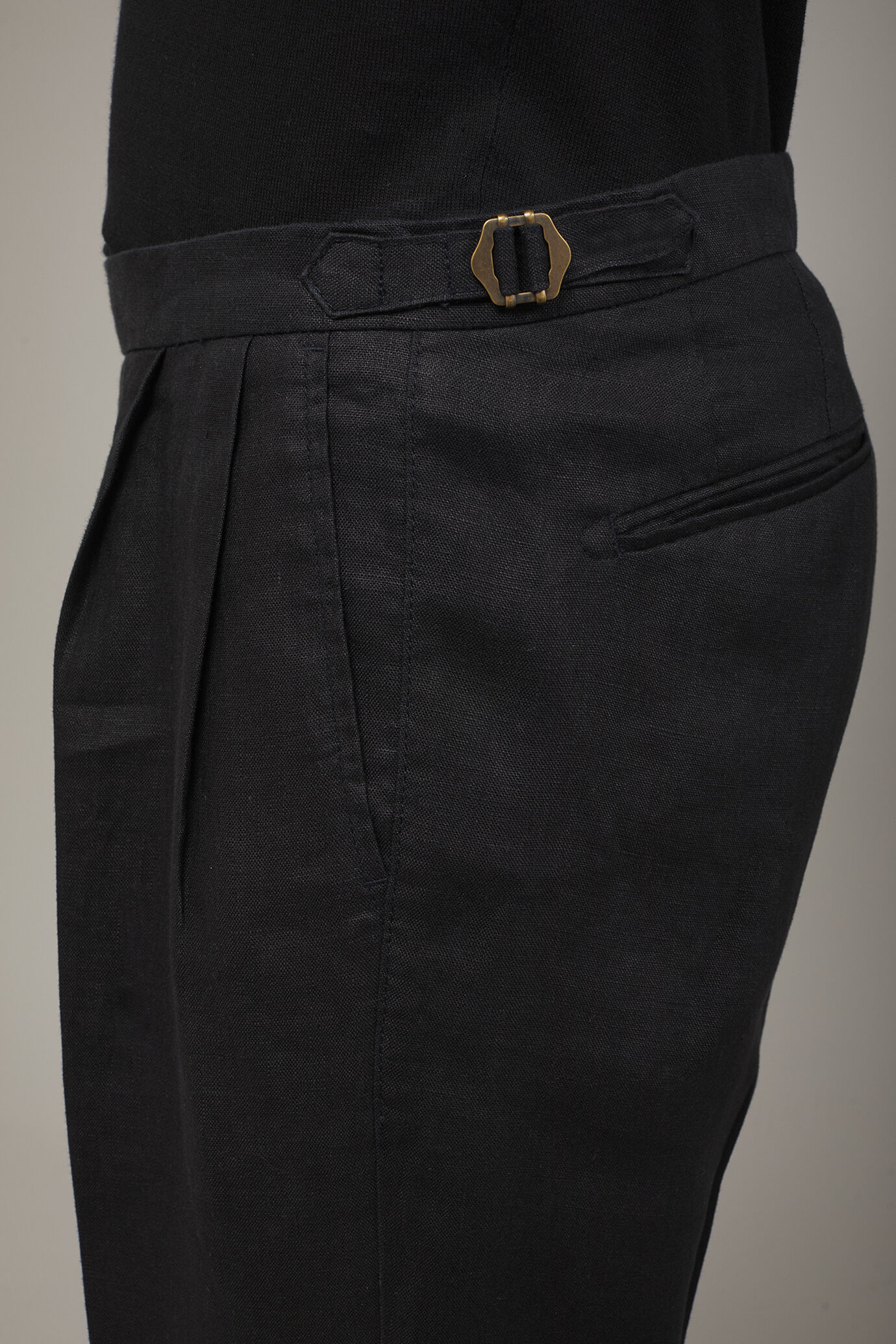 Pantalone uomo con doppia pinces 100% lino comfort fit image number 4