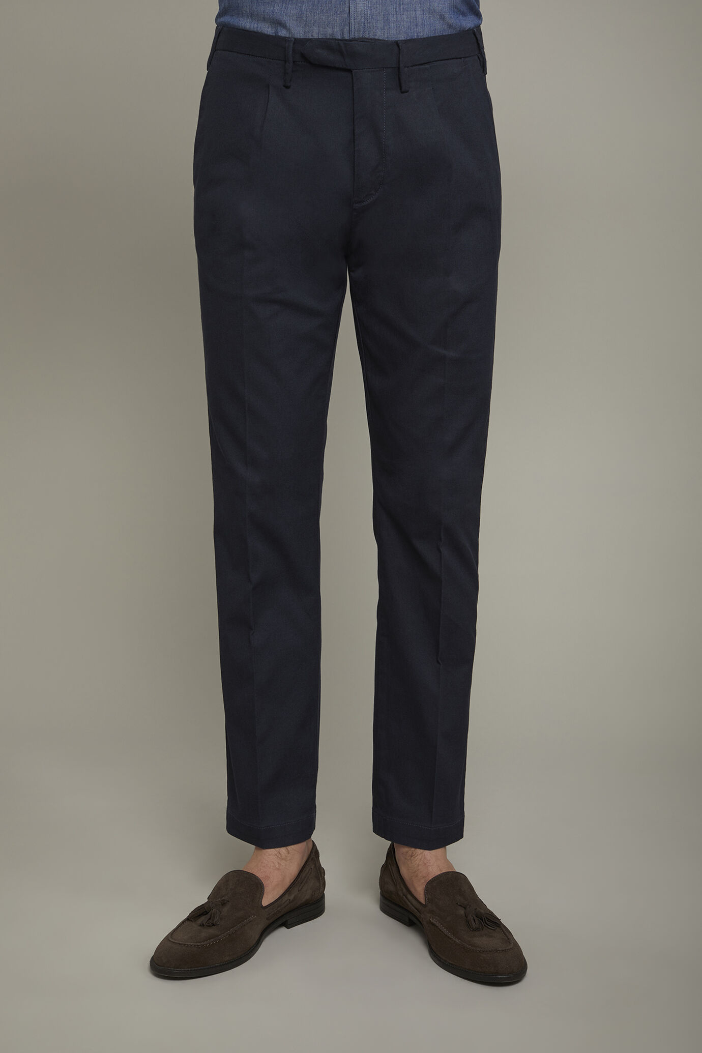 Pantalone uomo classico con pinces tessuto armaturato comfort fit image number 3