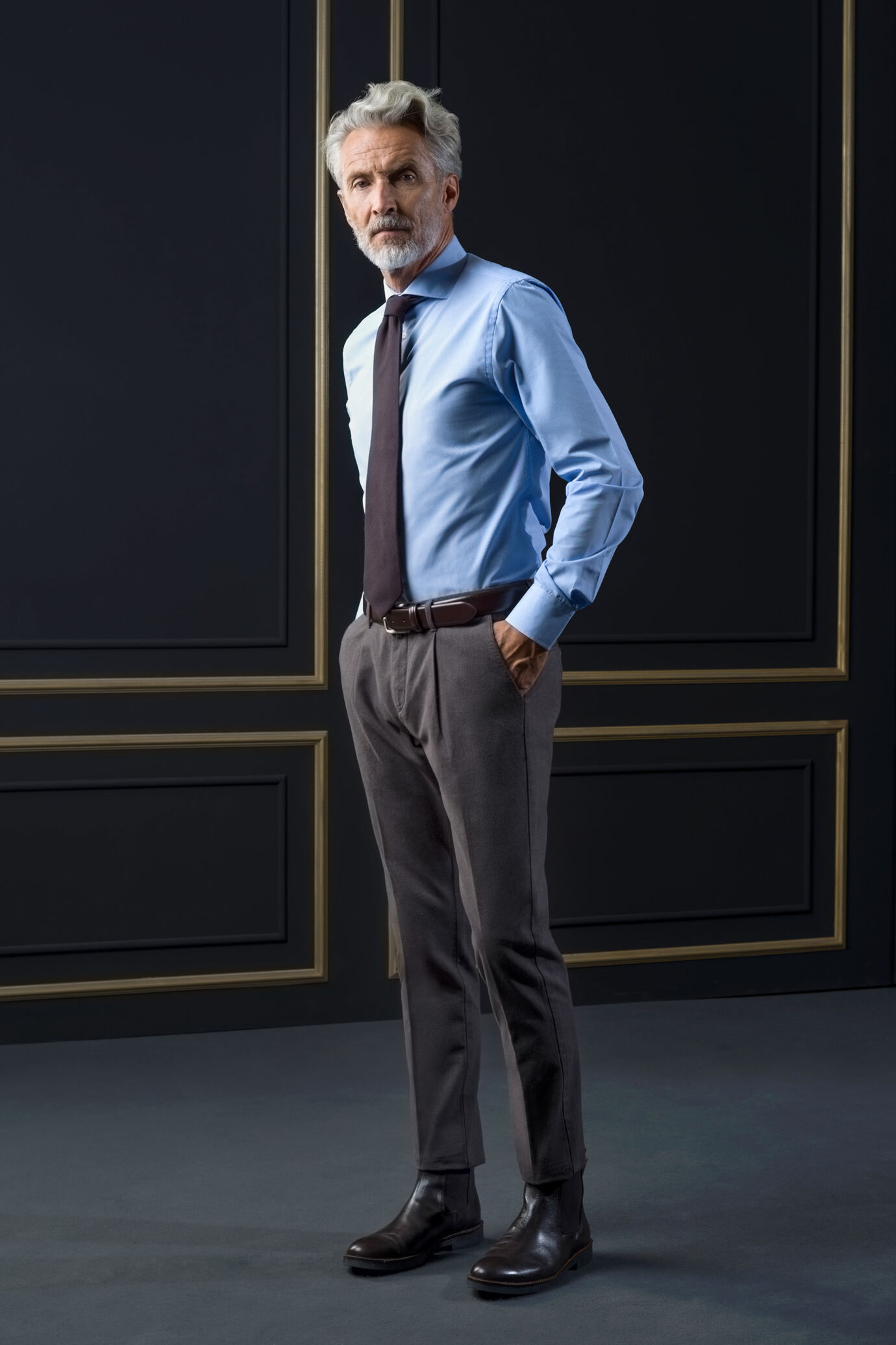 Chino trousers with pleats and turn-up image number 0