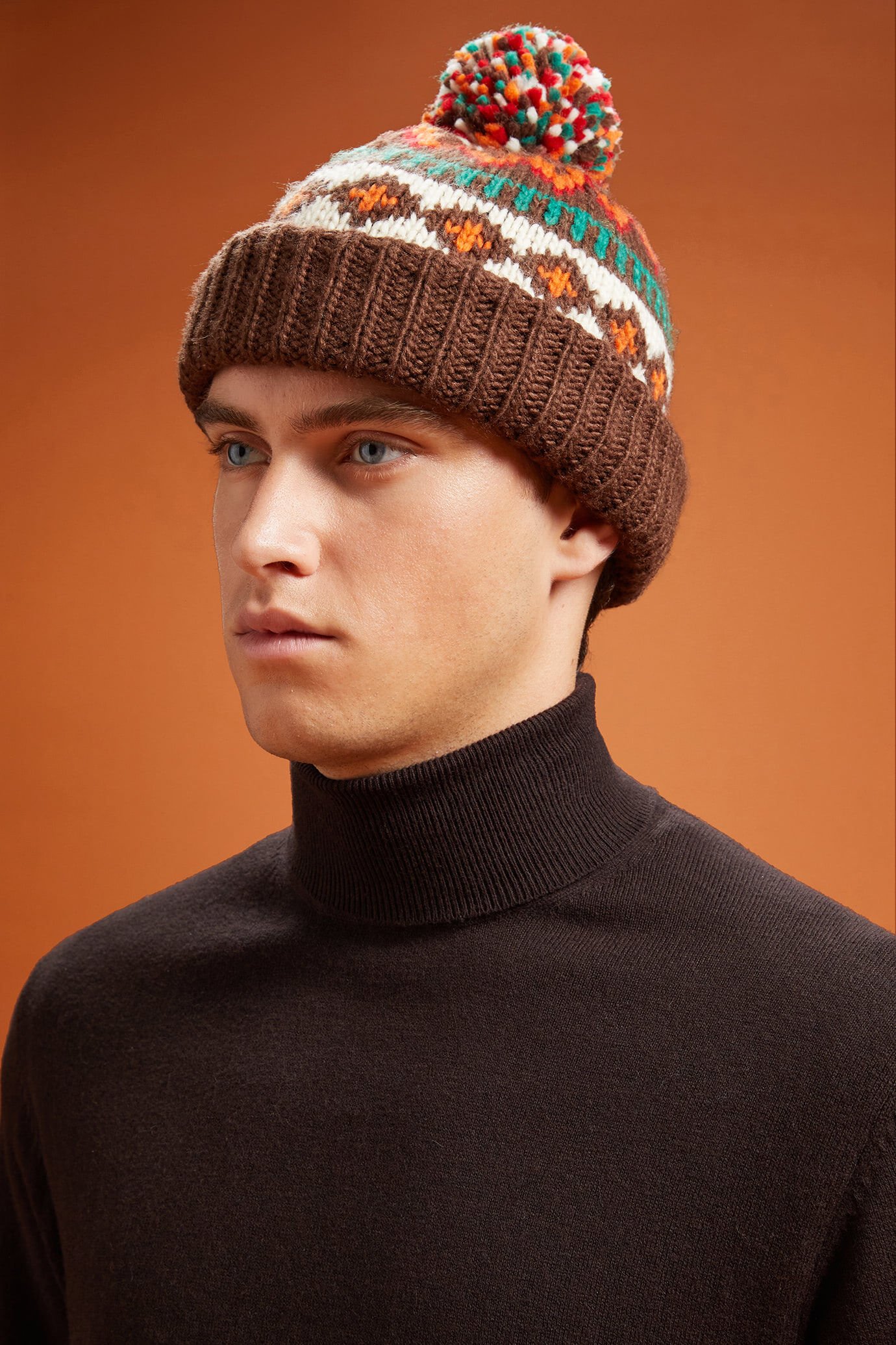 Men's ribbed hat in a Norwegian pattern with a pompom