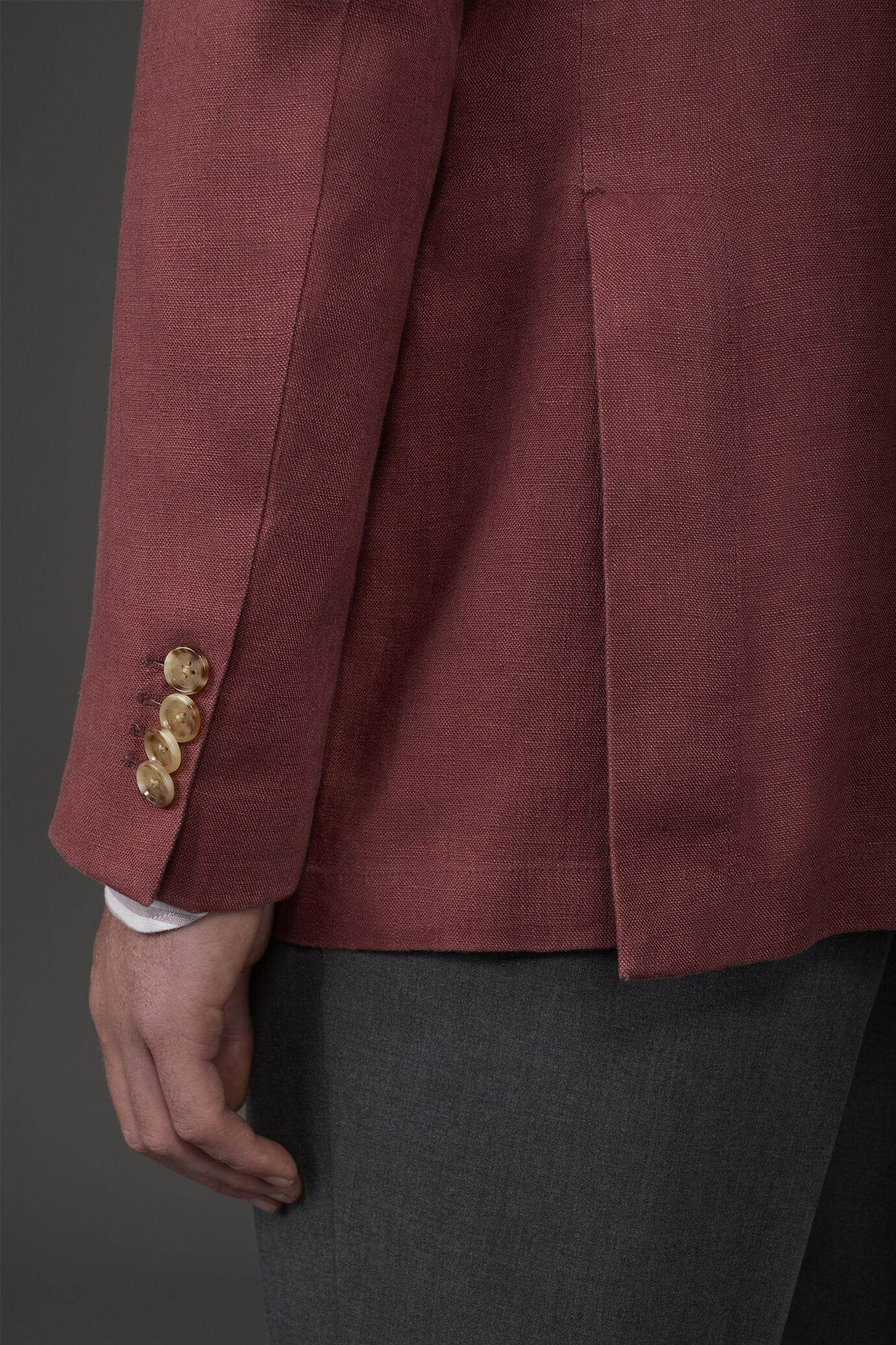 Veste homme à simple boutonnage, non doublée, avec revers classique et poches à rabat en 100% lin image number 3