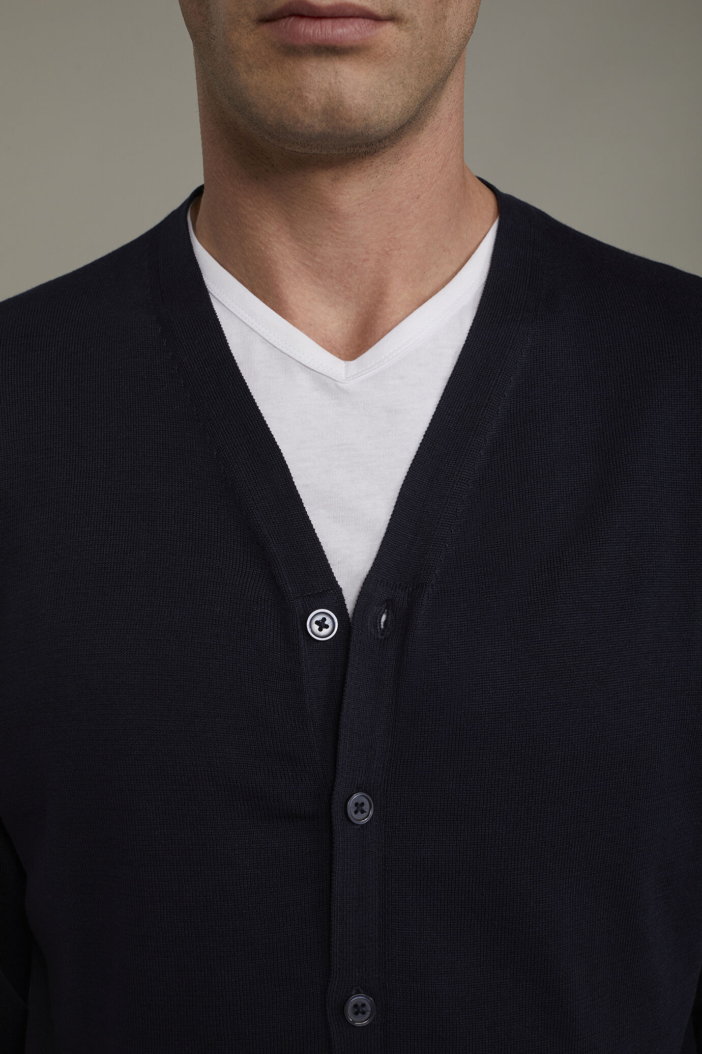 Cardigan uomo scollo a v 100% cotone regular fit image number 3