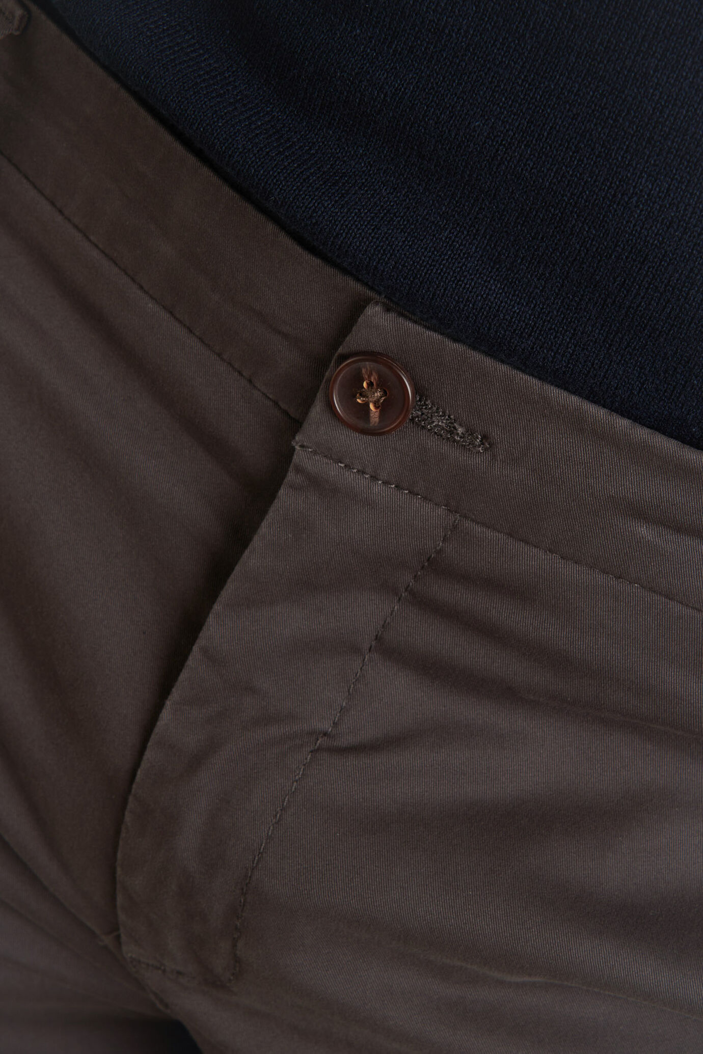 Classic chino trousers twill construction image number 3