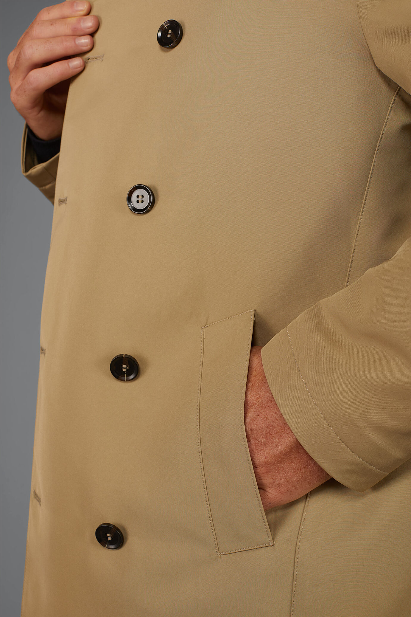 Impermeabile uomo doppiopetto in tessuto tecnico regular fit image number 3