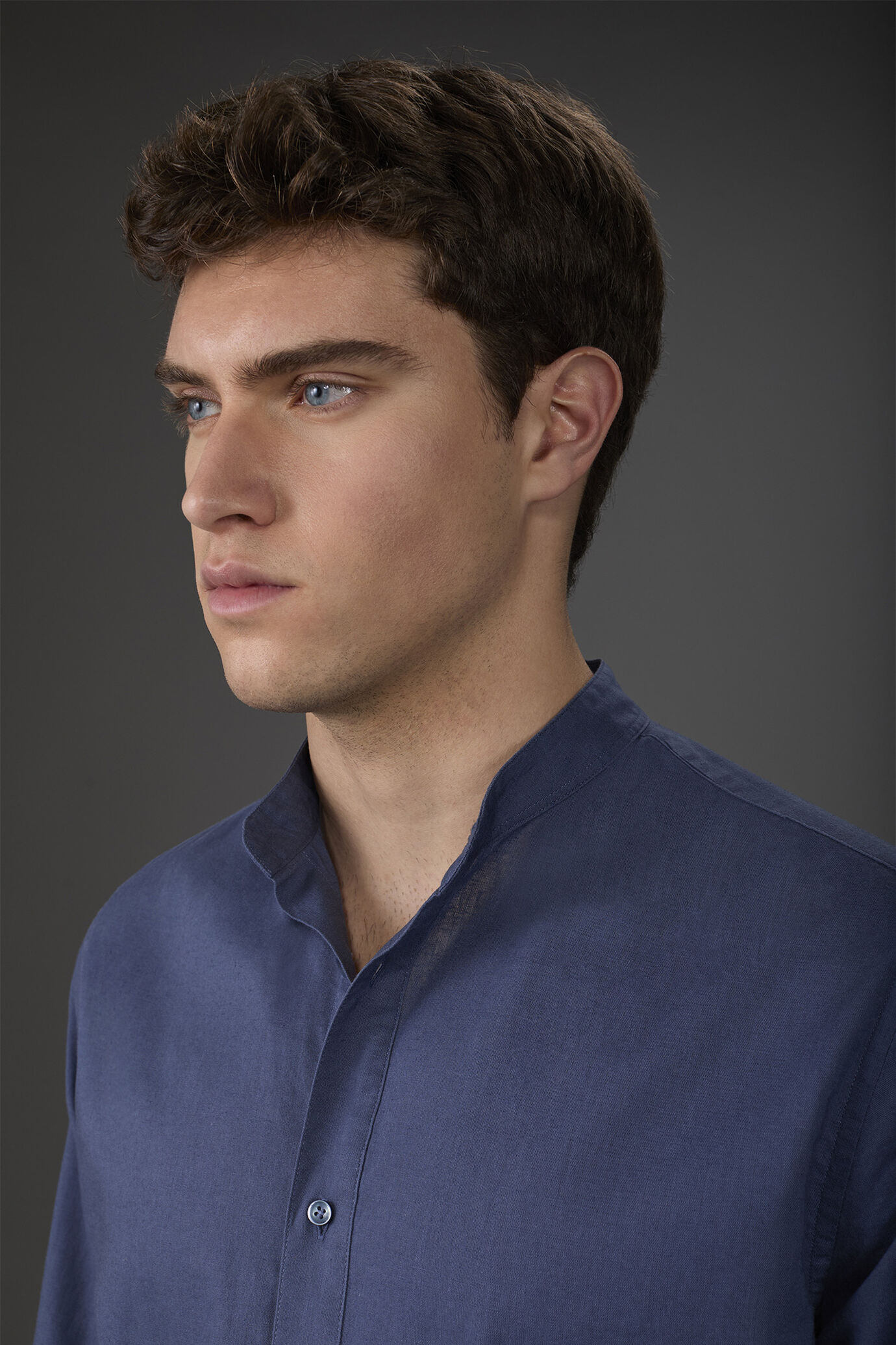 Casual men's shirt with mandarin collar and half button fastening, washed linen and cotton fabric image number 1