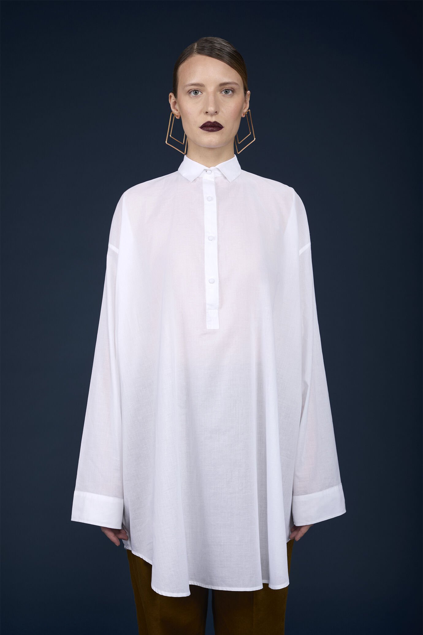 Chemise oversize pour femme, modèle en mousseline de coton uni avec boutons recouverts