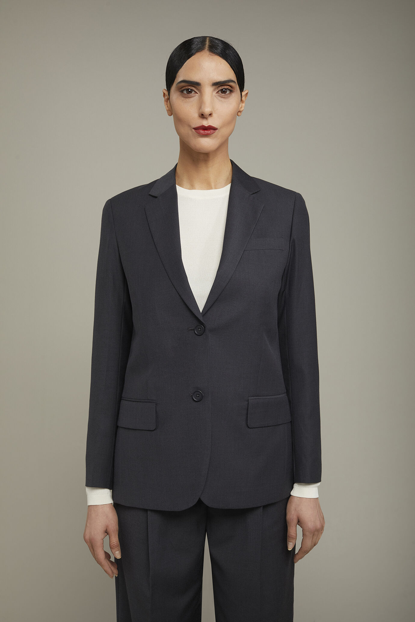 Women's single-breasted jacket with two-button lapel image number 2