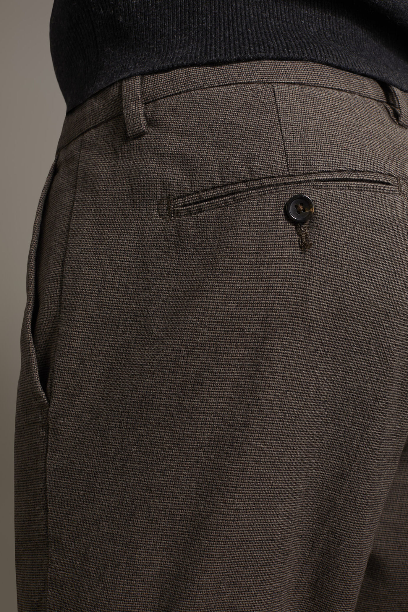 Pantalone chino regular fit tessuto tinto filo pied de poule image number 4