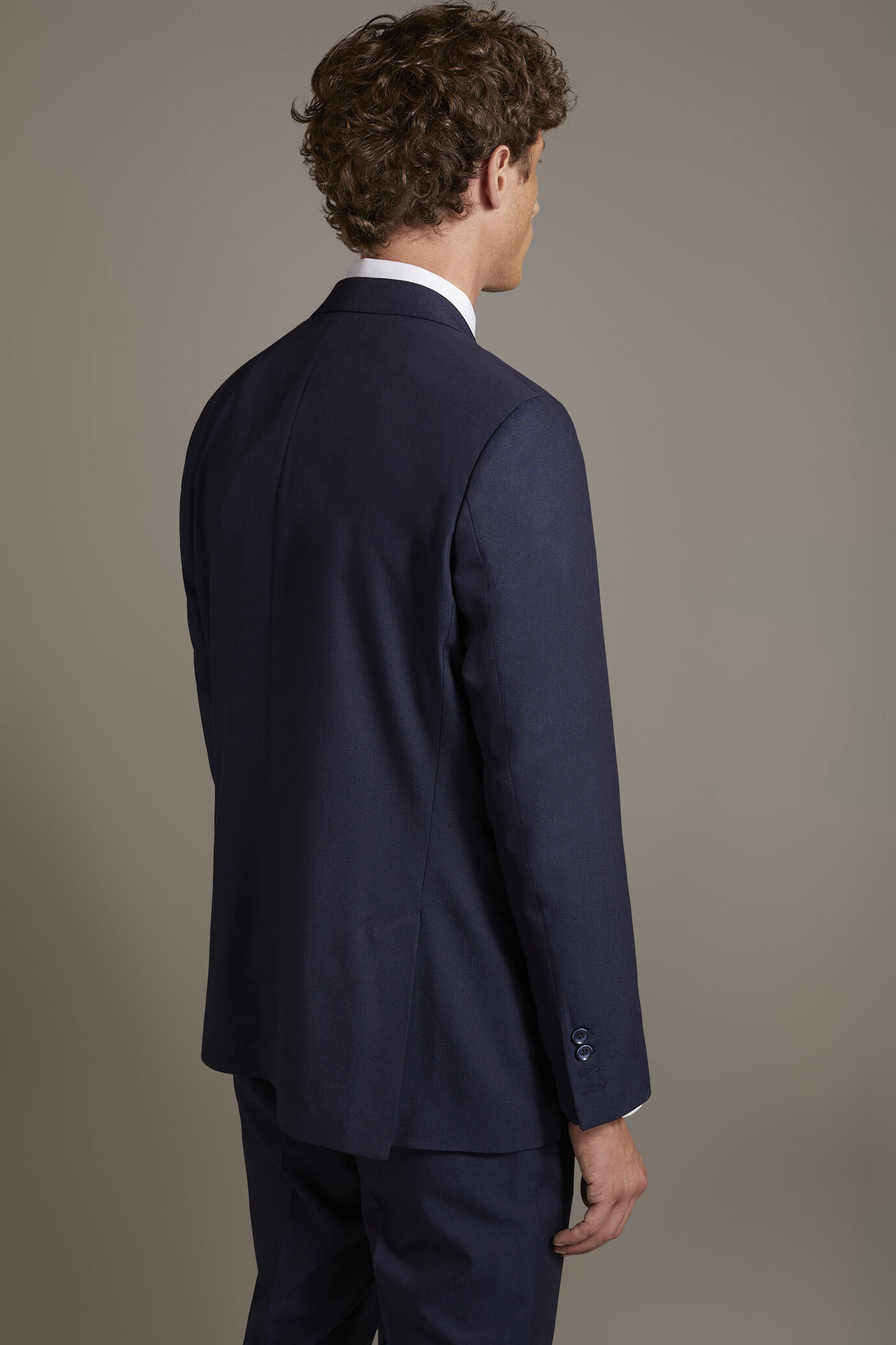 Abito monopetto con pantalone senza pinces tessuto dal disegno spinato image number 4