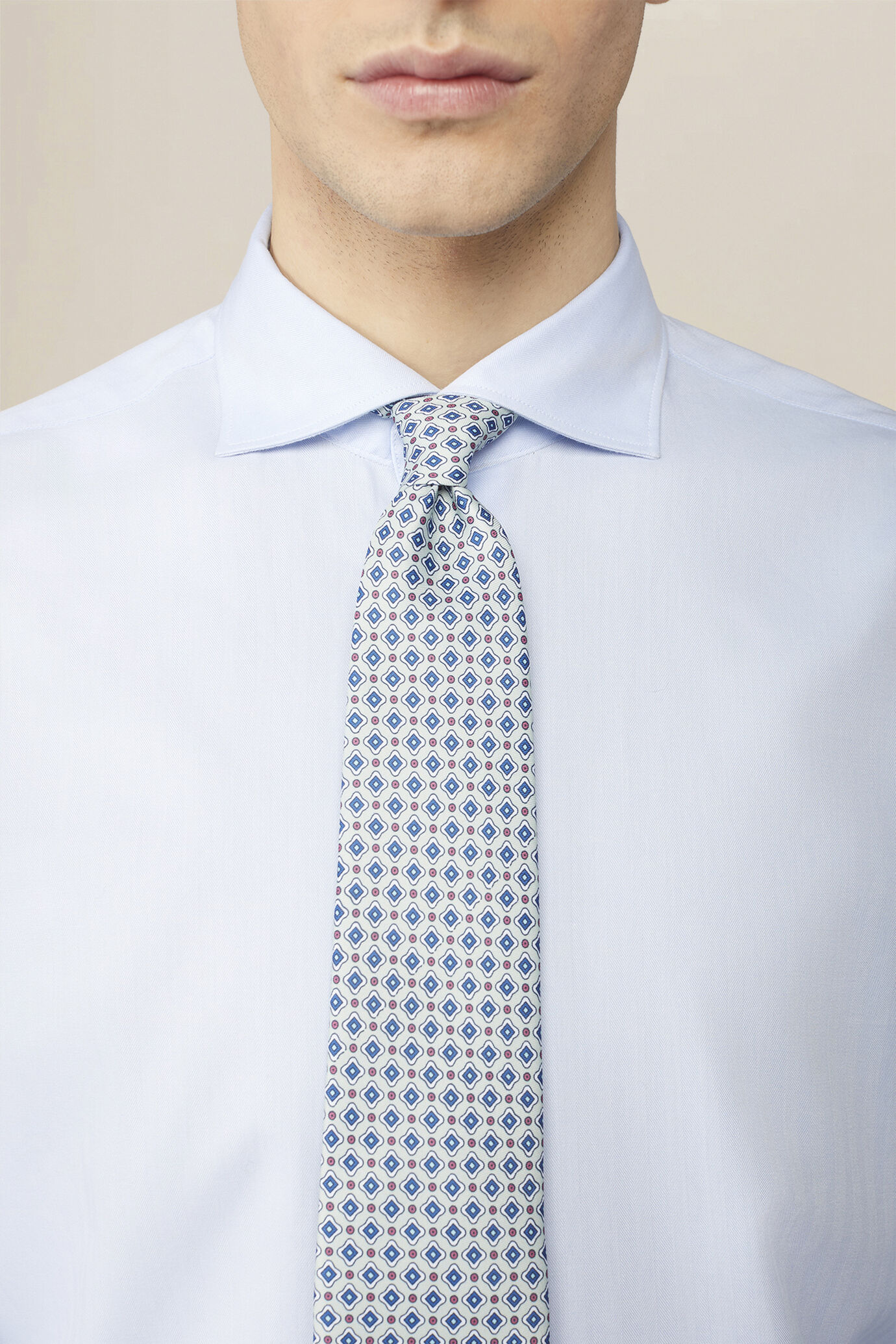 Men's shirt in 100% cotton herringbone fabric suitable for cufflinks image number 2