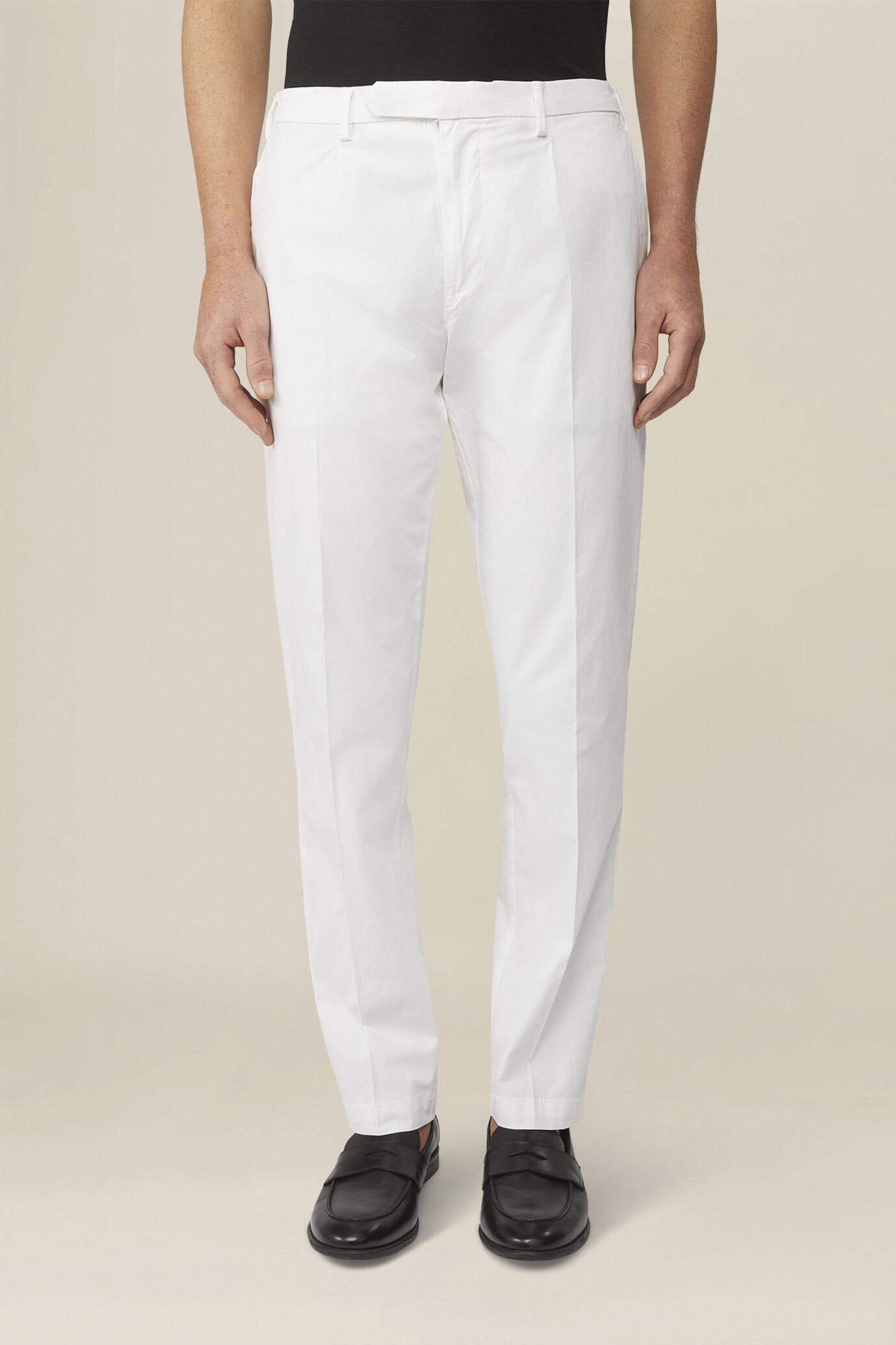 Pantalone uomo in cotone leggero con due piccole pinces e bottone nascosto image number 1