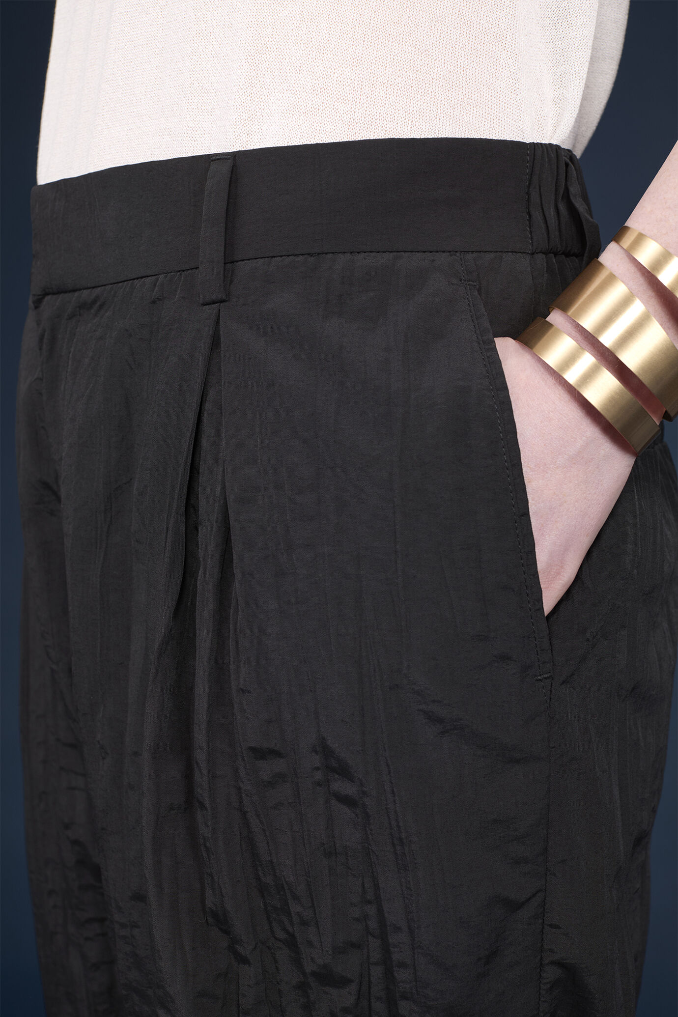 Pantalone donna linea a uovo con pinces ed effetto stropicciato image number 3