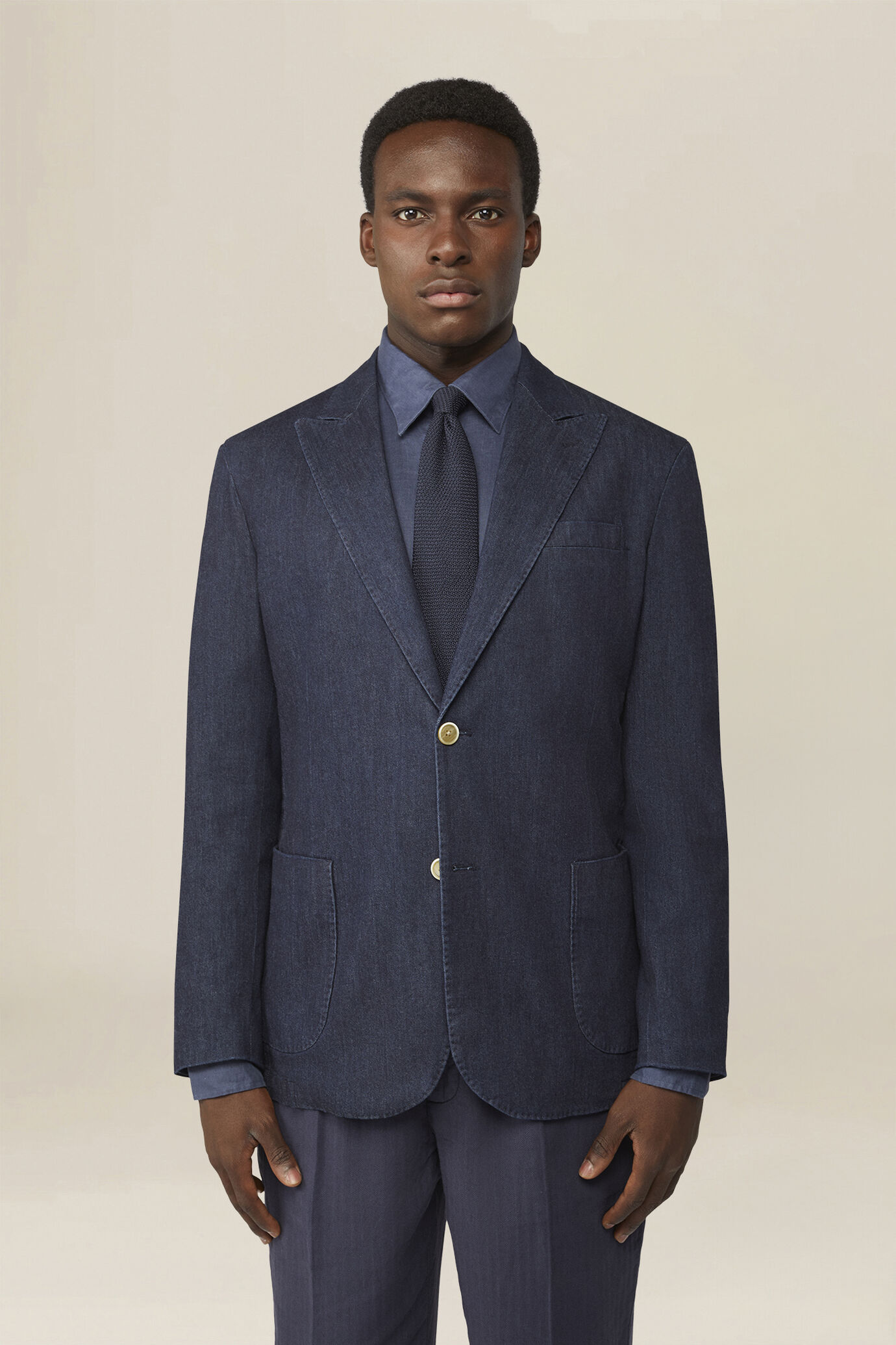 Veste homme &agrave; simple boutonnage, non doubl&eacute;e, avec revers en pointe et poches &agrave; rabat, effet denim image number 0