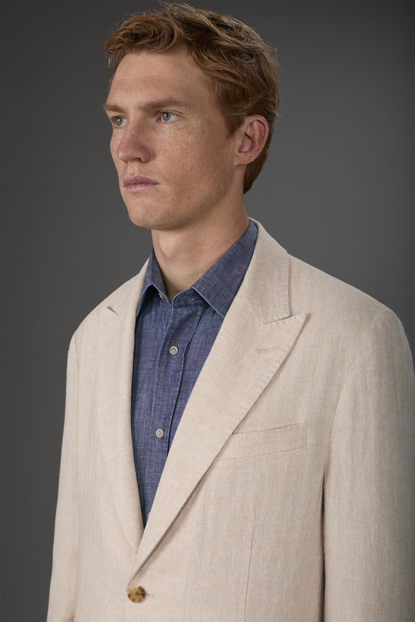 Veste homme à simple boutonnage, non doublée, avec revers en pointe et poches à rabat. image number 2