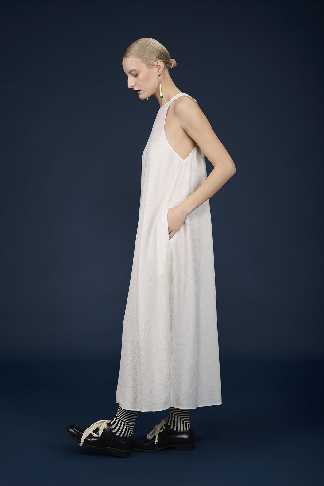 Langes Damenkleid aus leichtem Stoff mit tiefem Rundhalsausschnitt image number 2