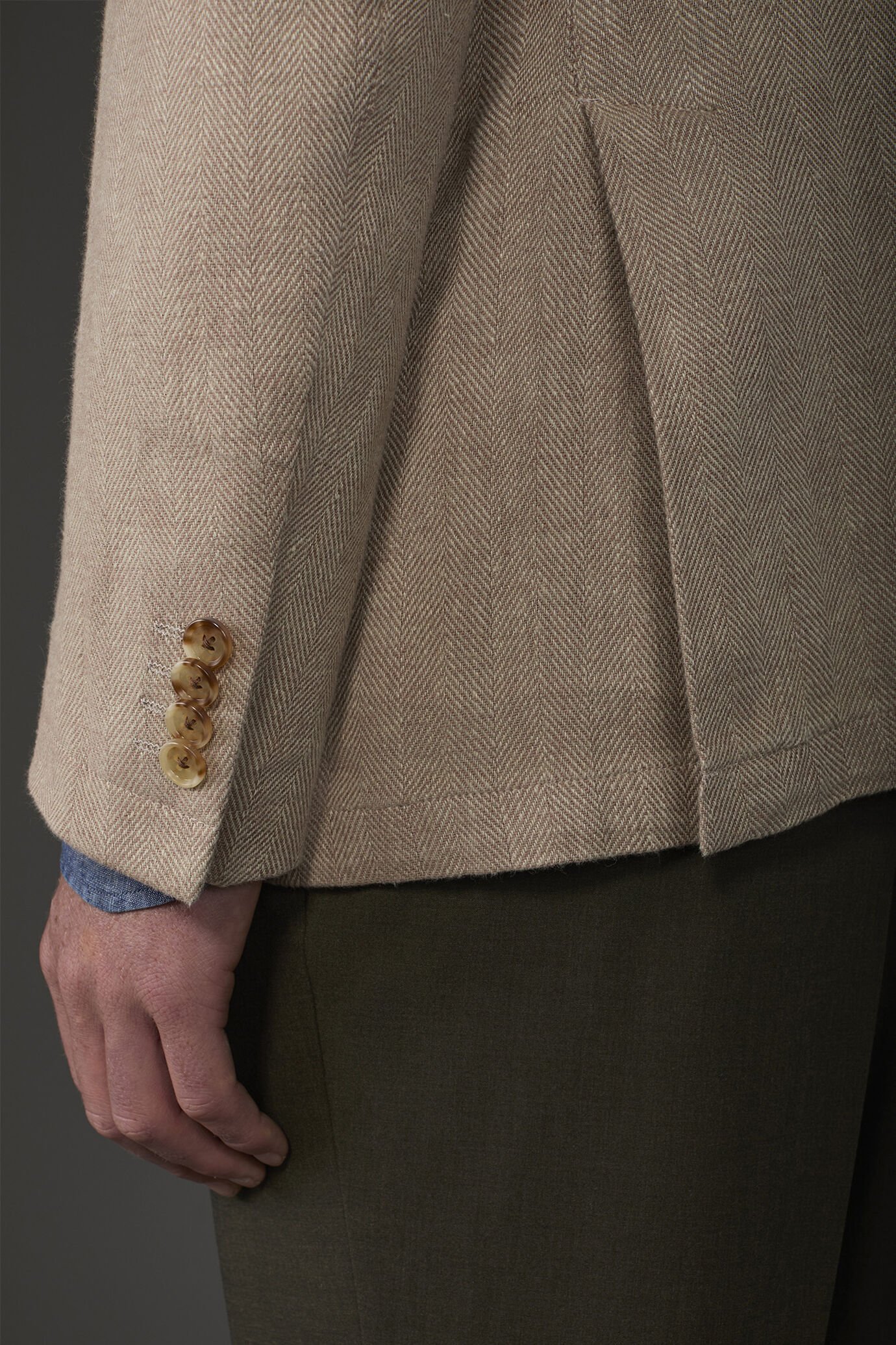 Doppelreihiges, ungefüttertes Herrensakko mit spitzem Revers und Pattentaschen image number 3