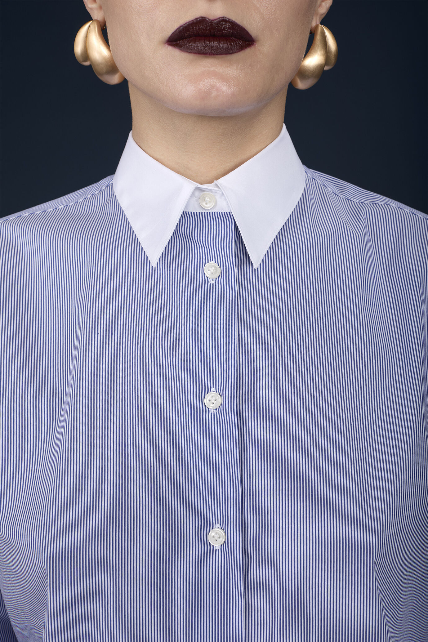 Classic women's shirt with single-colour collar and cuffs and yarn-dyed striped fabric image number 2