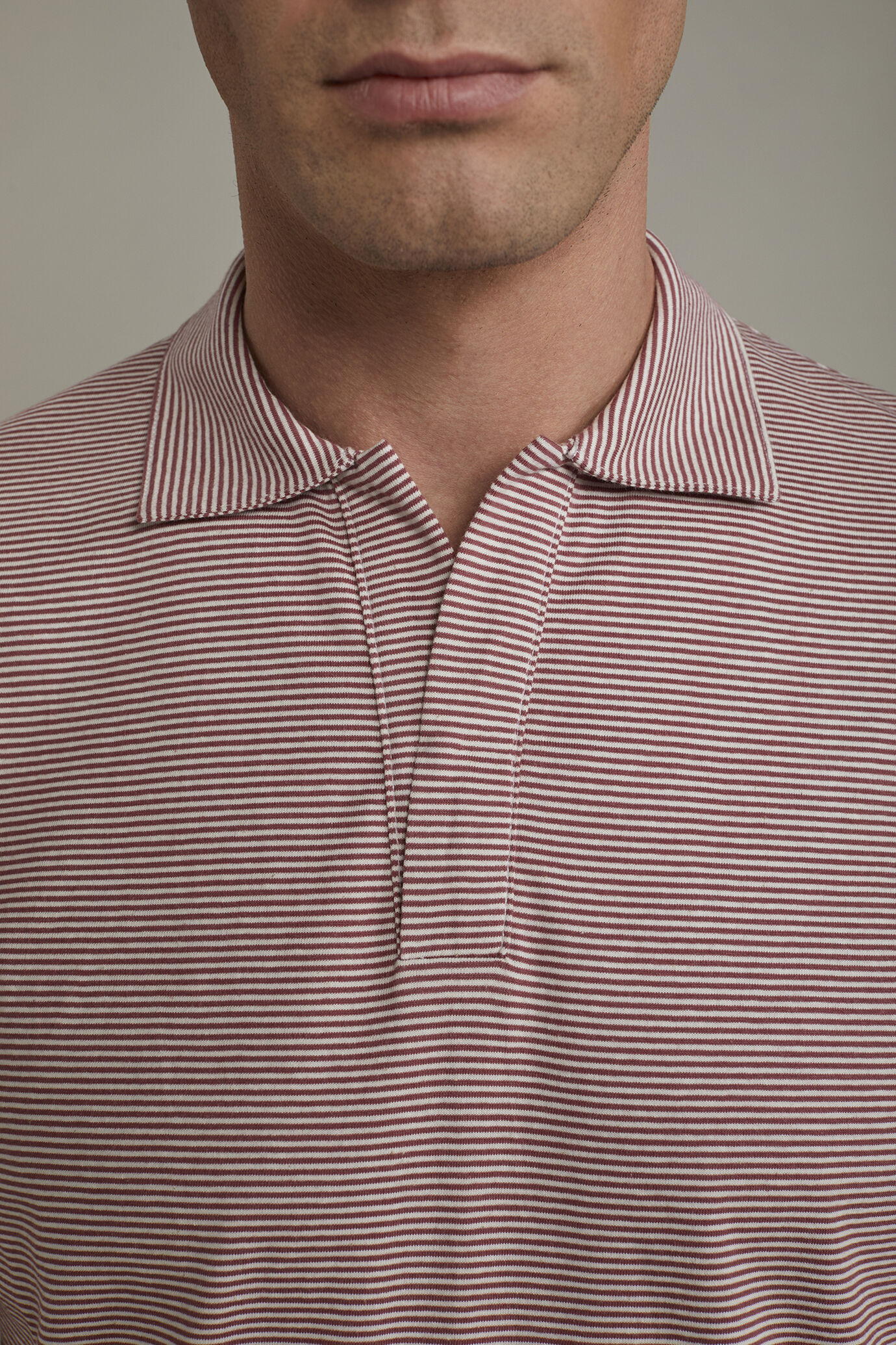 Polo homme &agrave; manches courtes et col derby sans boutons, tissu 100&nbsp;% coton &agrave; fines rayures coupe r&eacute;guli&egrave;re image number 3