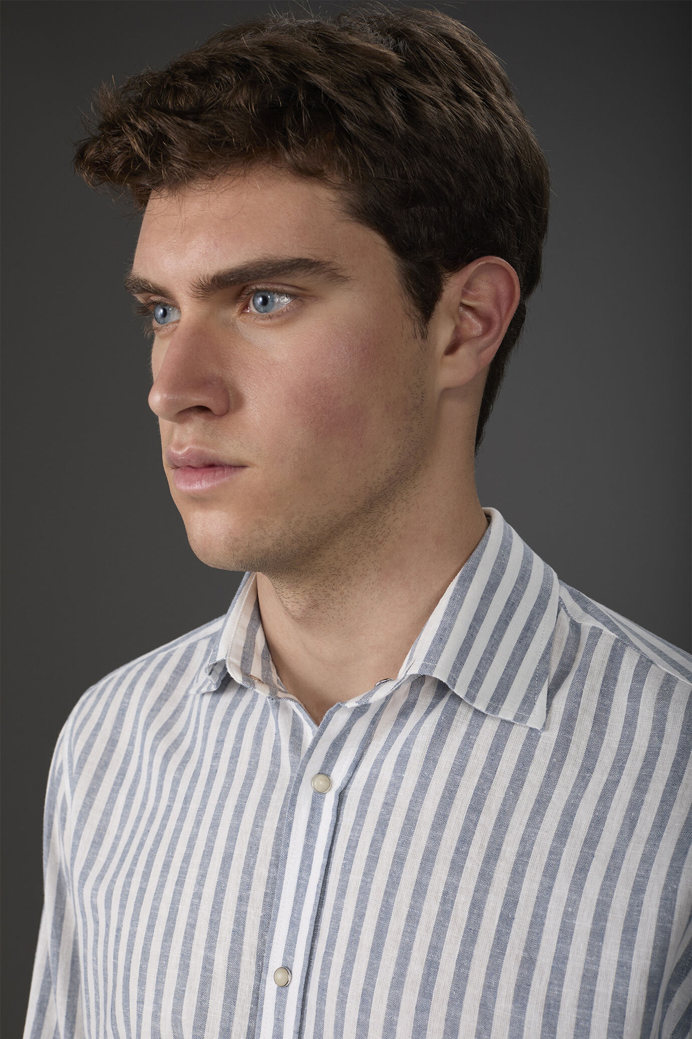 Chemise homme décontractée à col français en lin et coton lavé et rayé image number 1