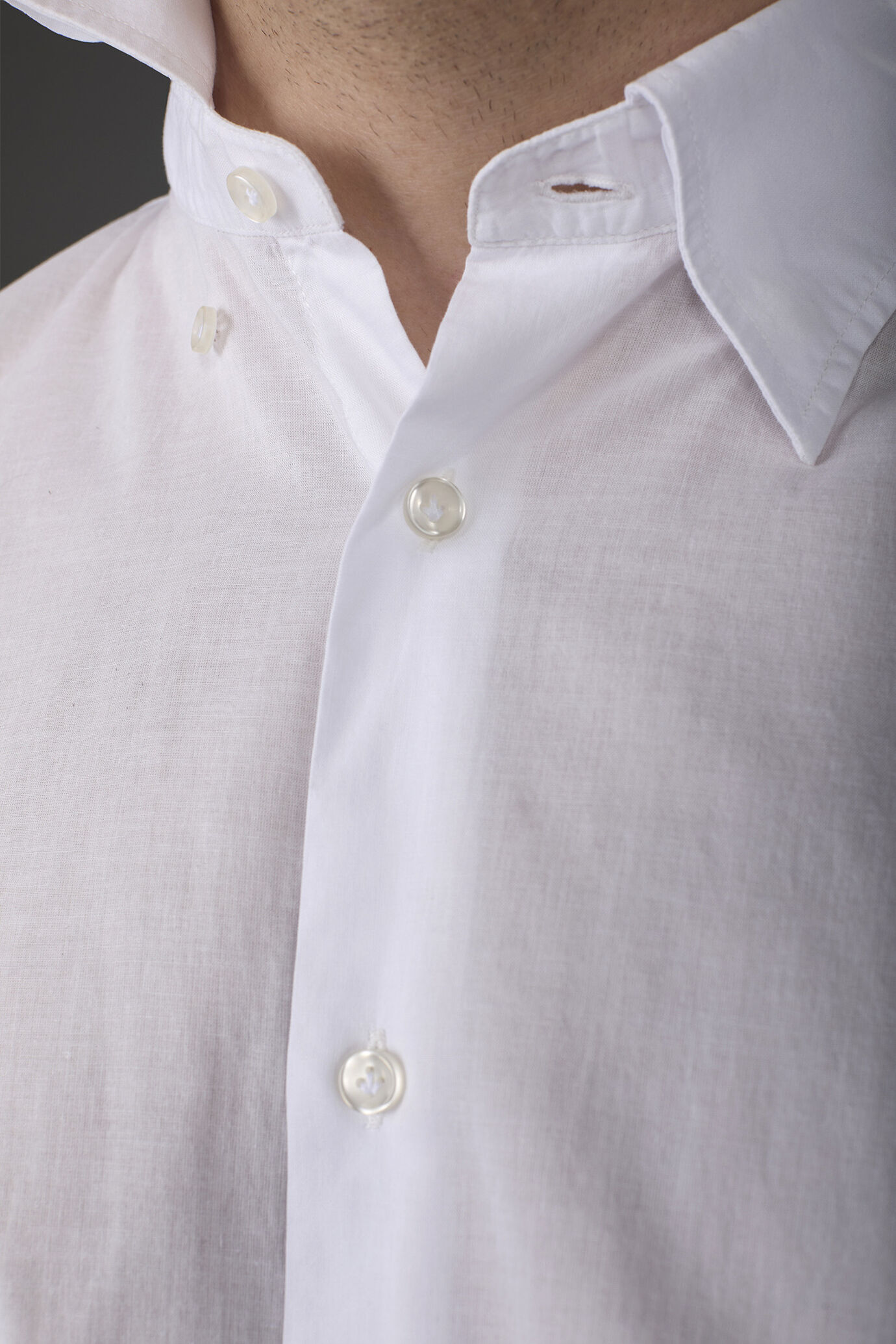 Men's casual shirt with a concealed button down collar in washed muslin fabric 100% cotton image number 3