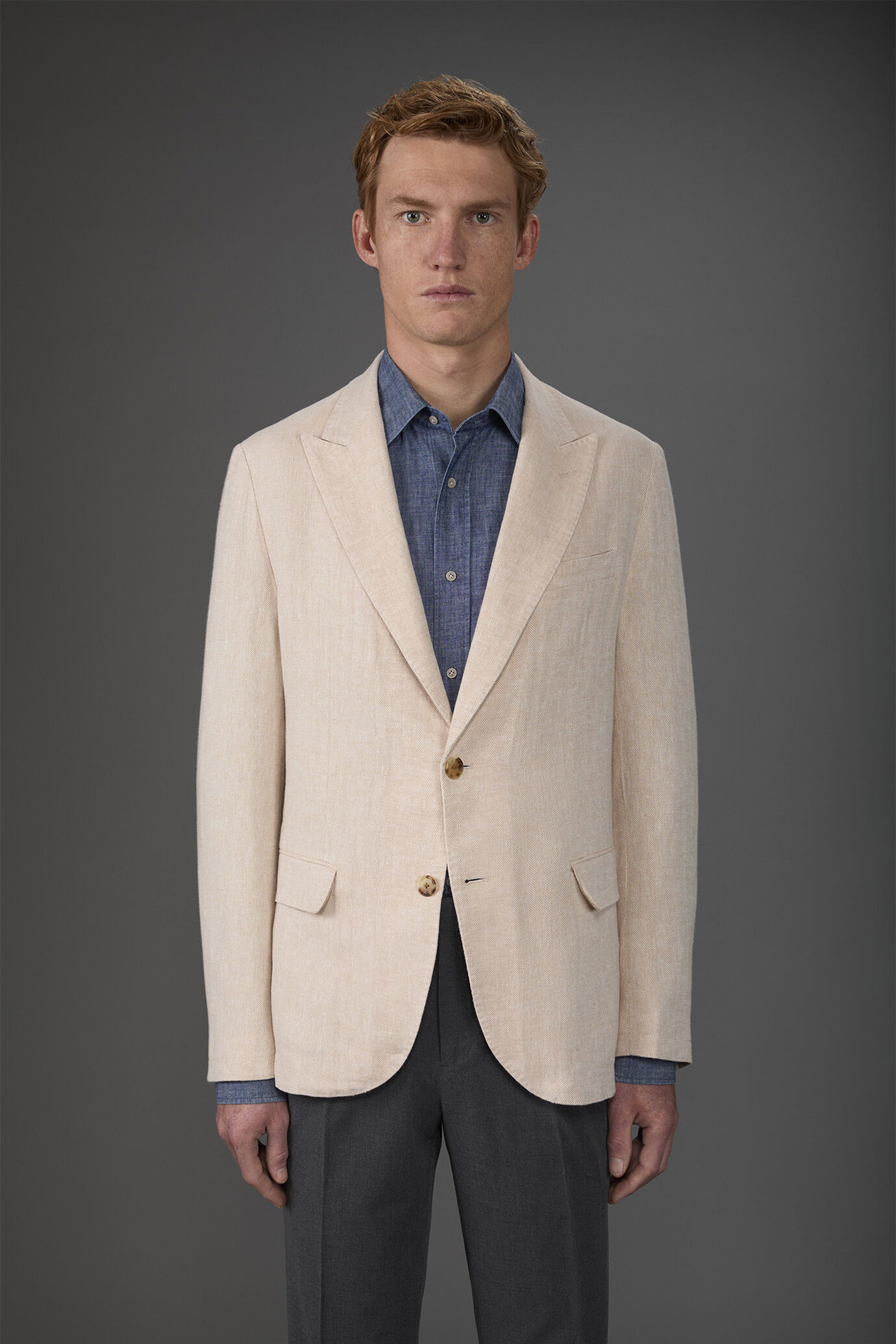 Veste homme à simple boutonnage, non doublée, avec revers en pointe et poches à rabat.