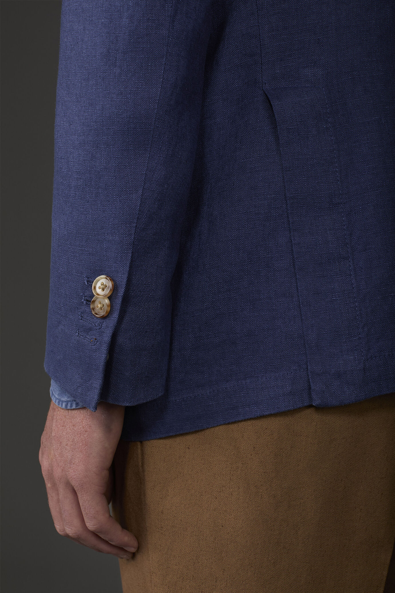 Veste homme à double boutonnage, non doublée, avec revers en pointe et poches à rabat en 100% lin image number 3