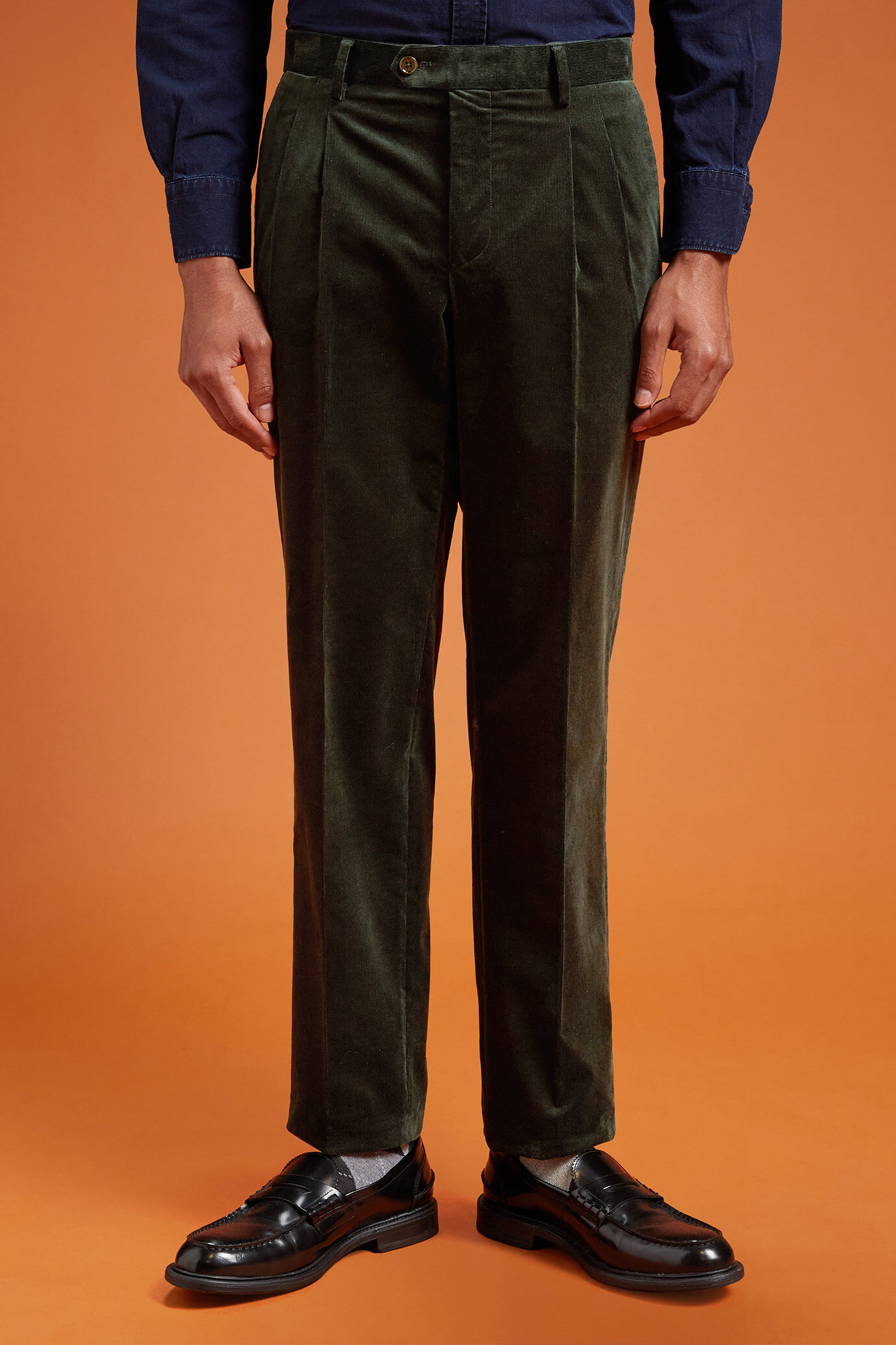 Pantalone classico uomo con doppia pince in velluto a coste regular fit image number 1