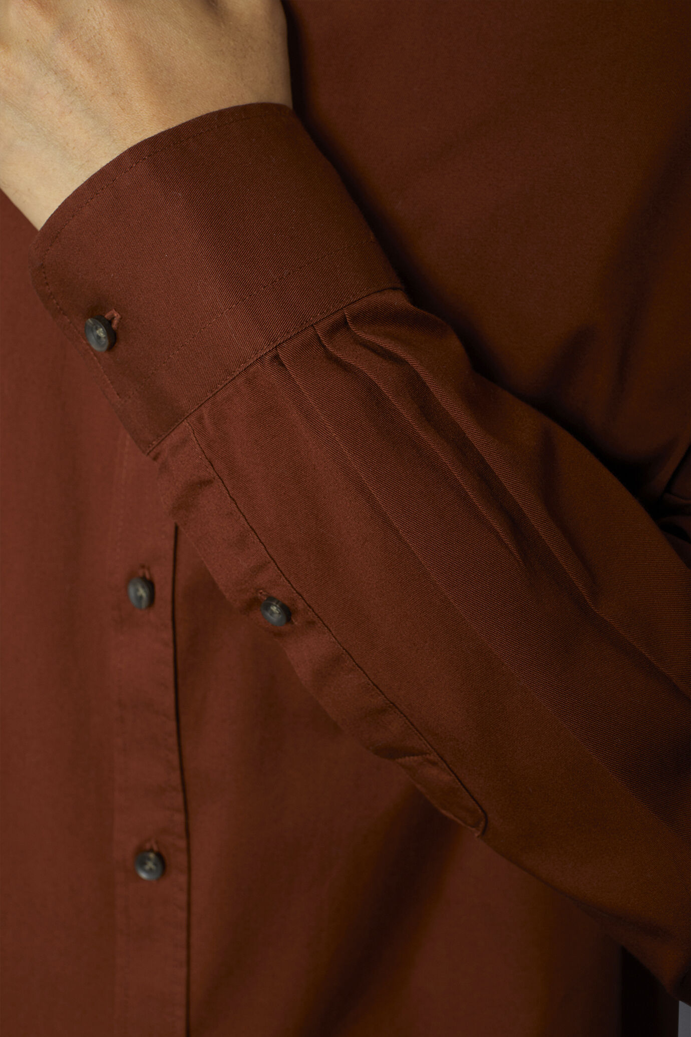 Camicia casual uomo collo francese comfort fit tessuto in gabardina image number 3