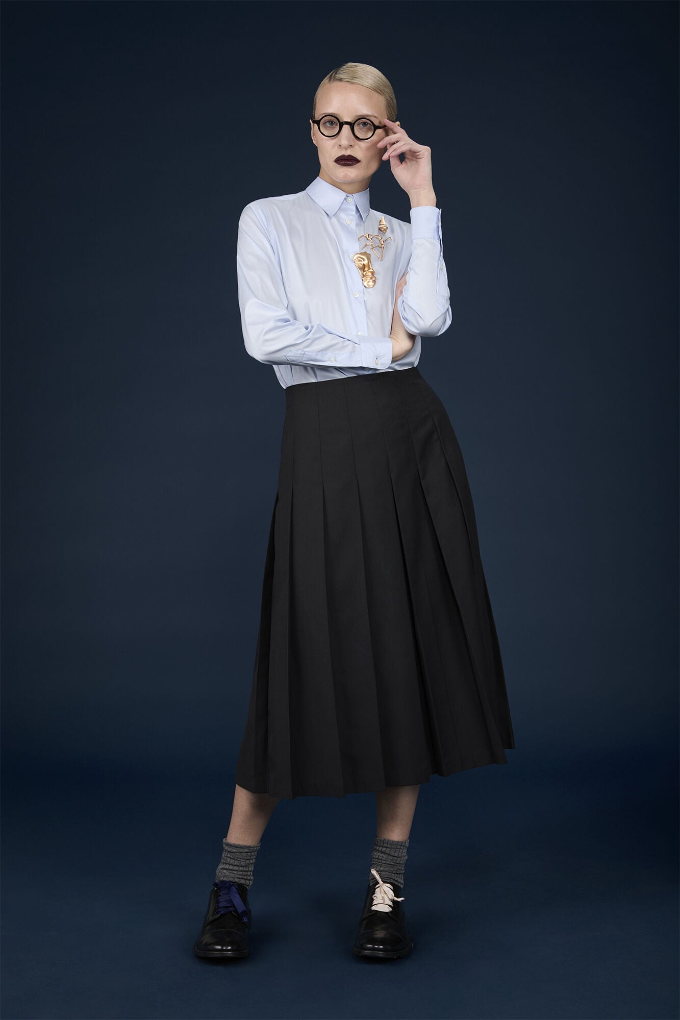 Women's plain pleated midi skirt in a regular fit with a zip