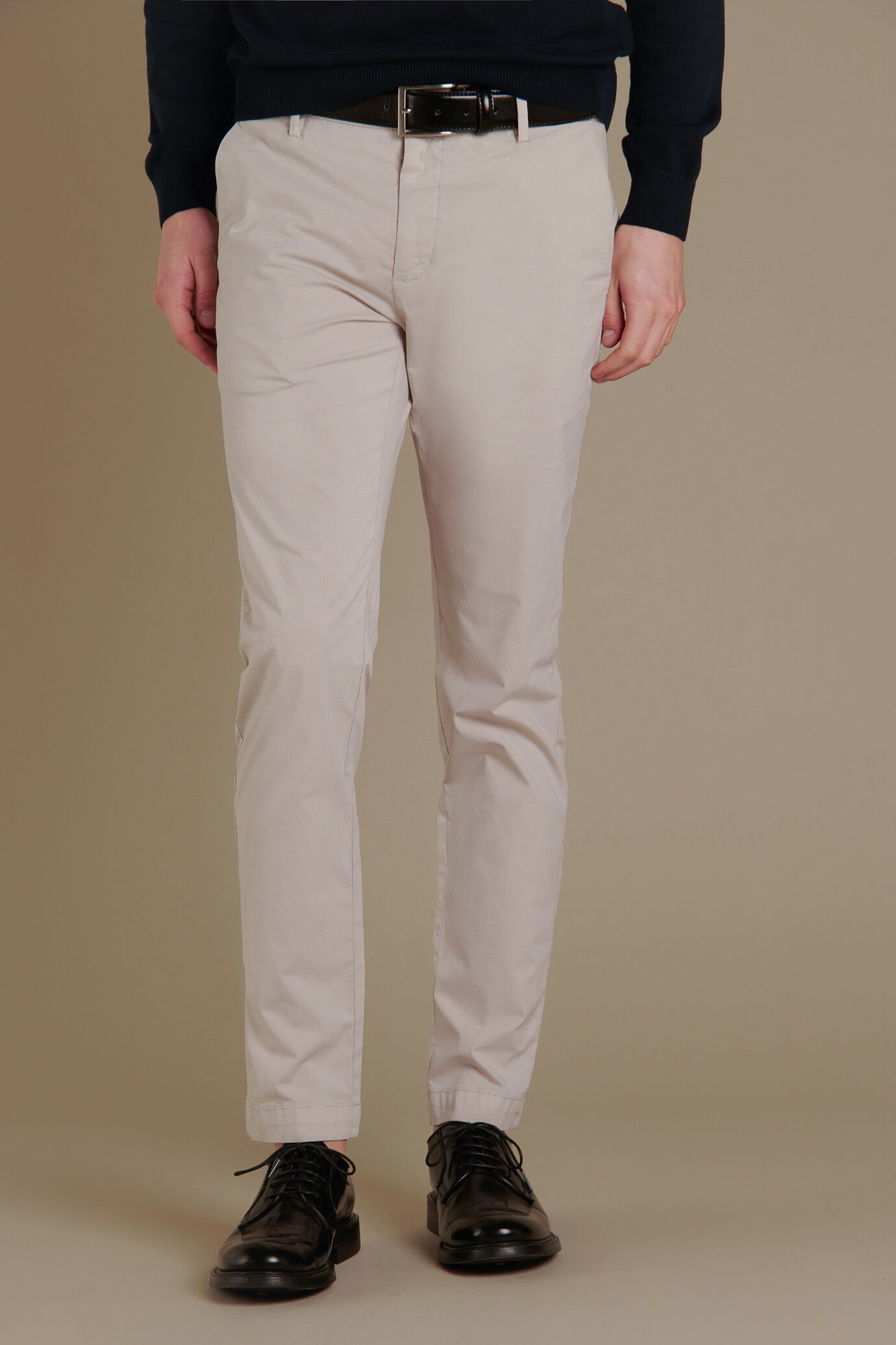 Pantalone chino in puro cotone image number 1