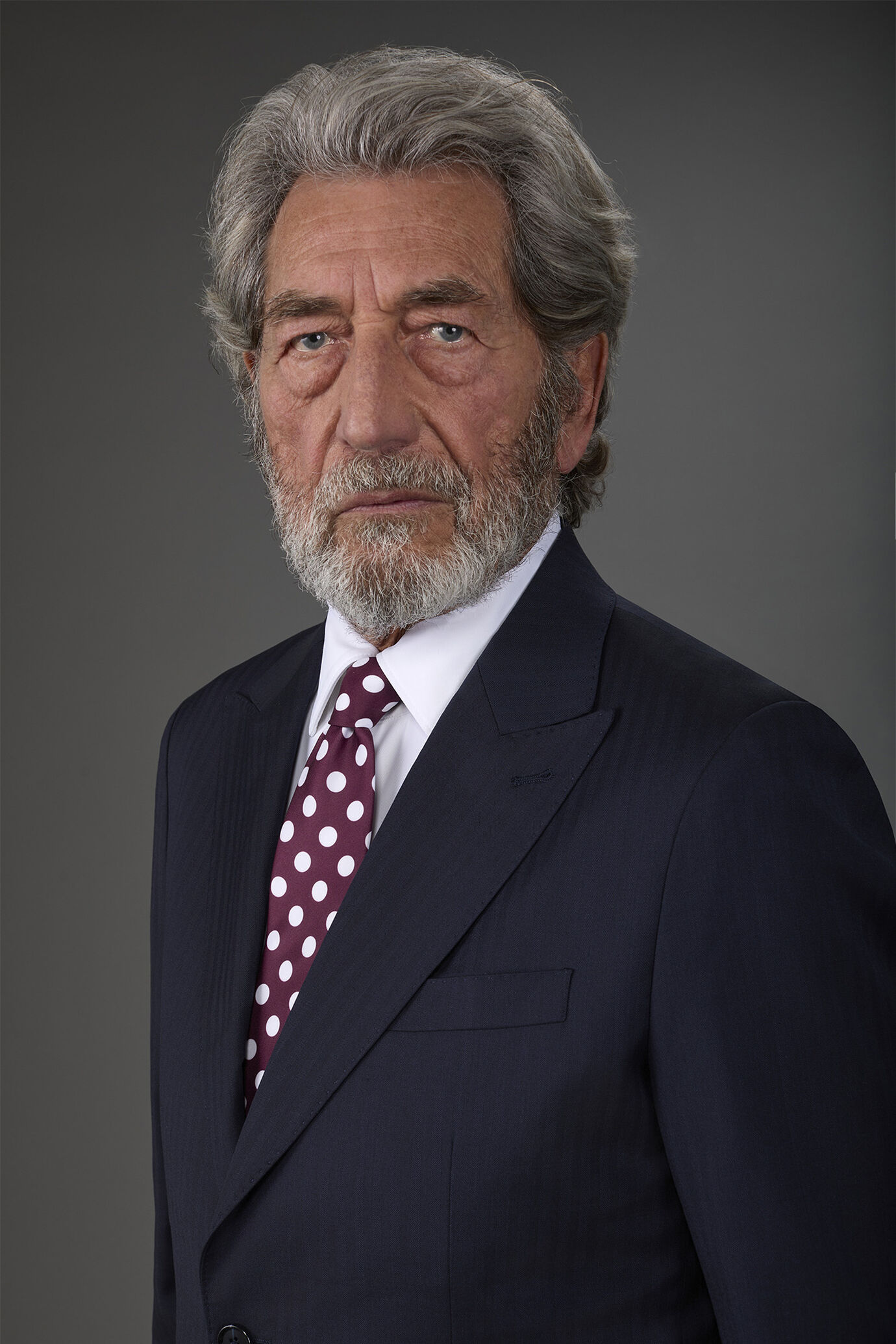 Single-breasted men's suit with classic single-pleat trousers, in 100% wool with herringbone weave image number 2