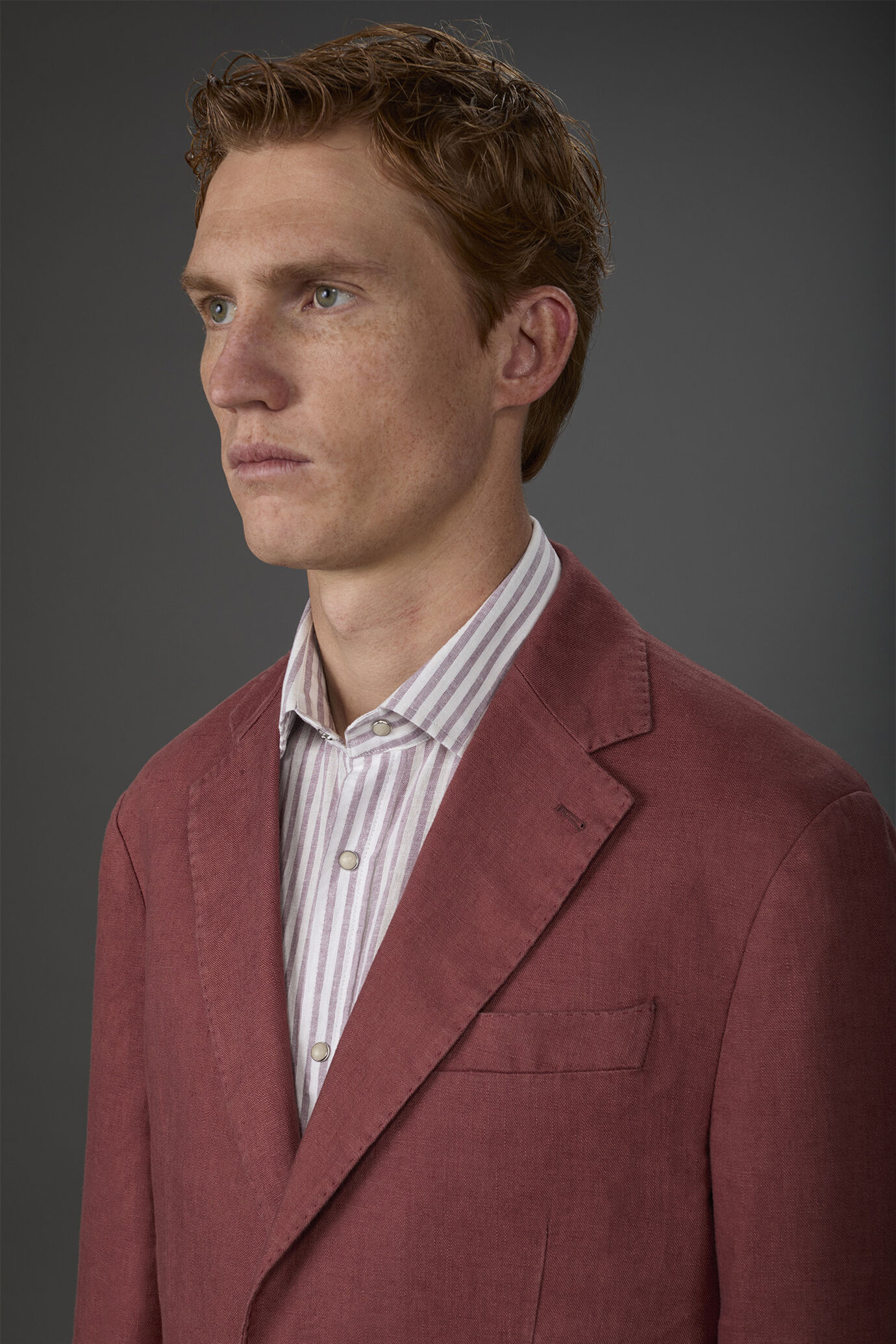 Veste homme à simple boutonnage, non doublée, avec revers classique et poches à rabat en 100% lin image number 2