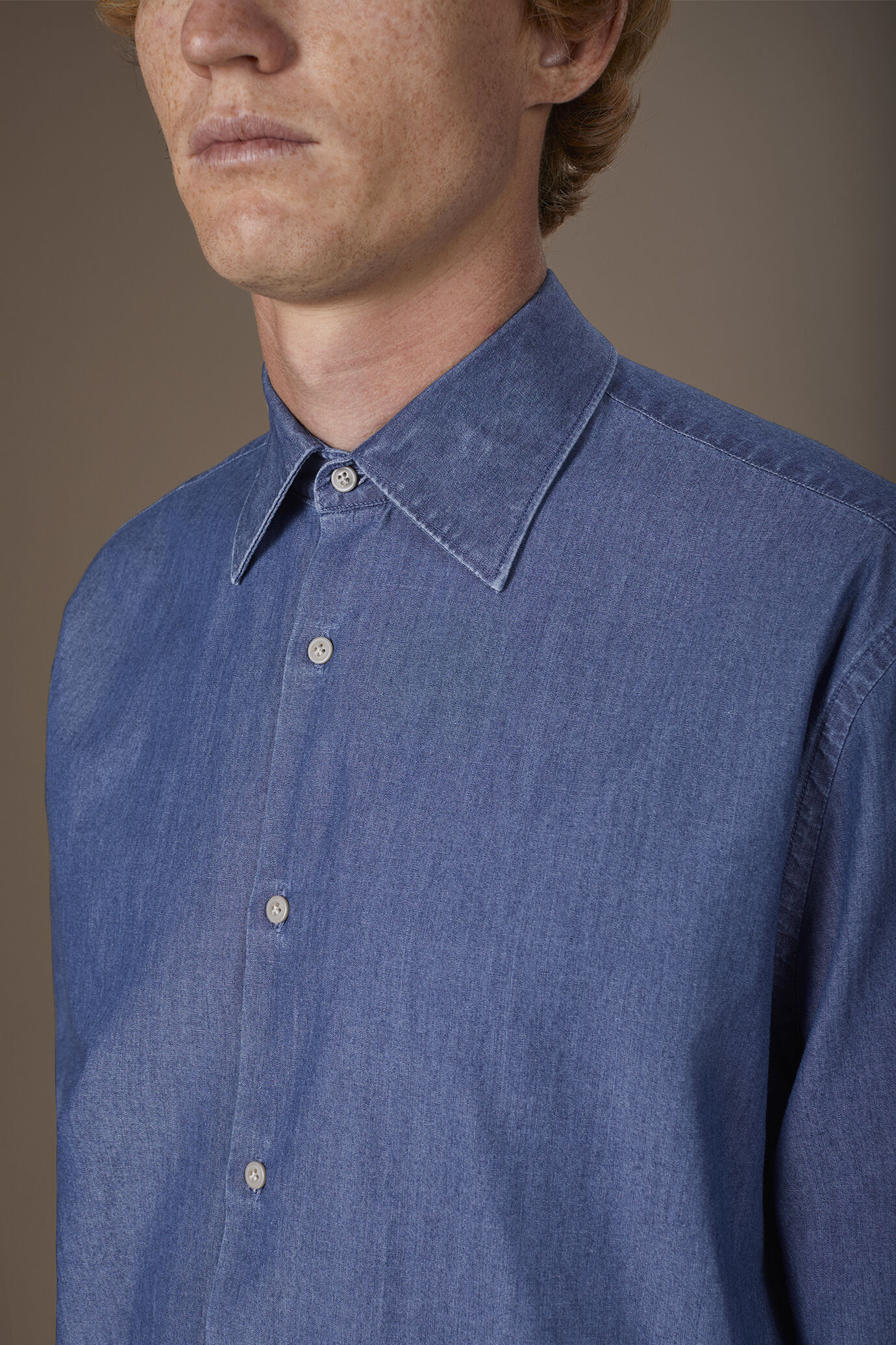 Men's casual shirt with classic collar, chambray fabric image number 2