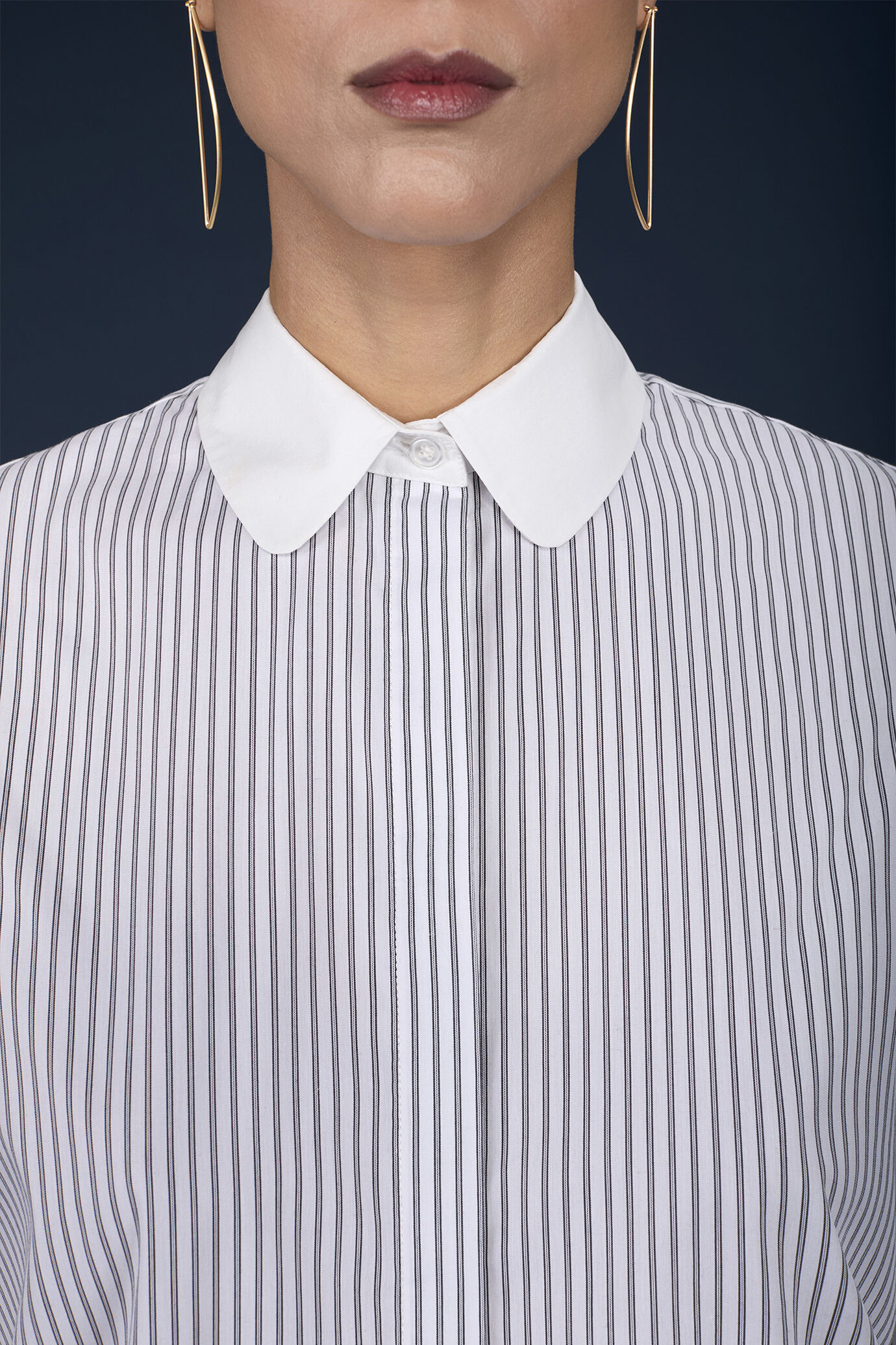 Classic women's shirt with baby collar with single-colour cuffs and yarn-dyed striped fabric image number 2