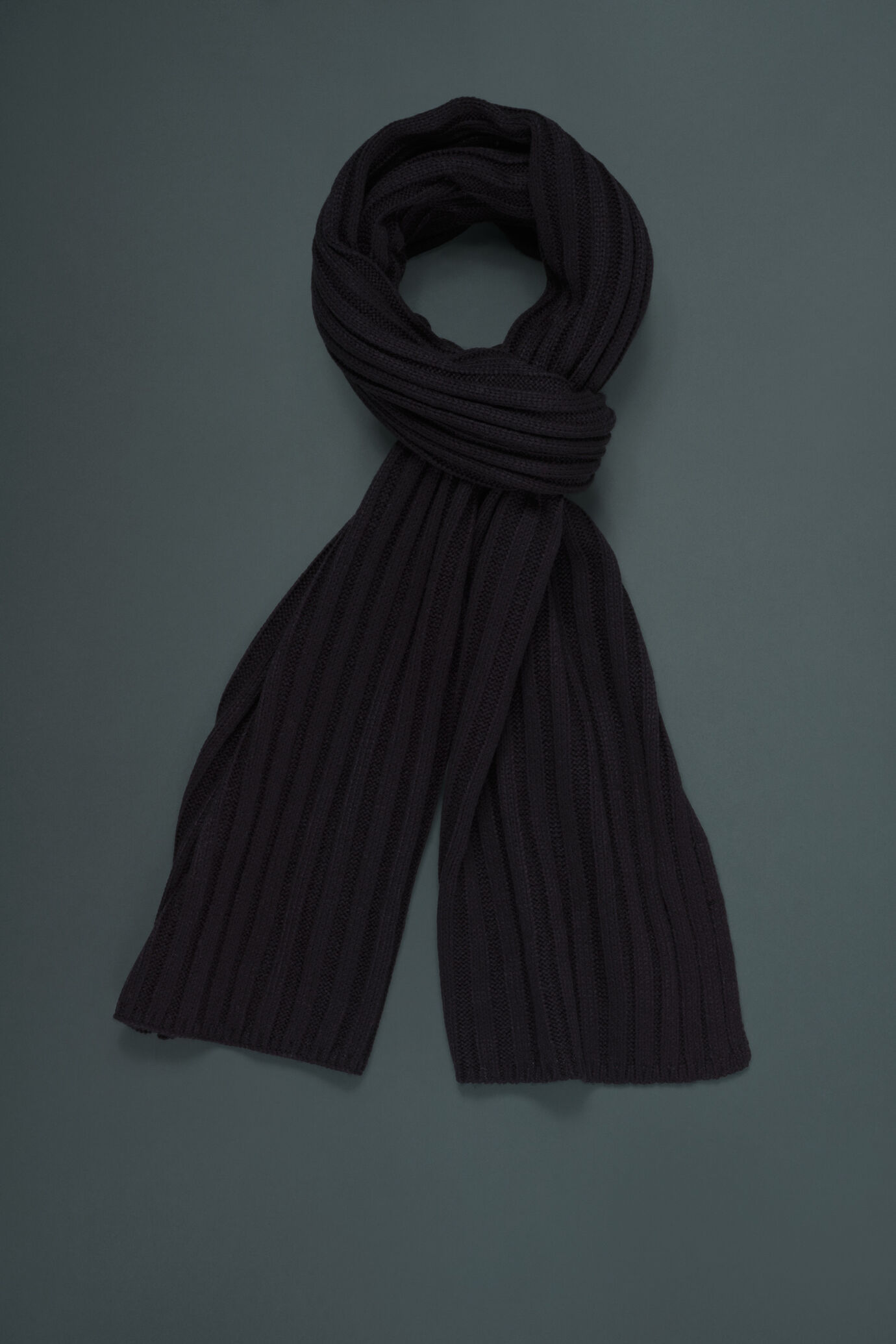 Solid color scarf image number 0