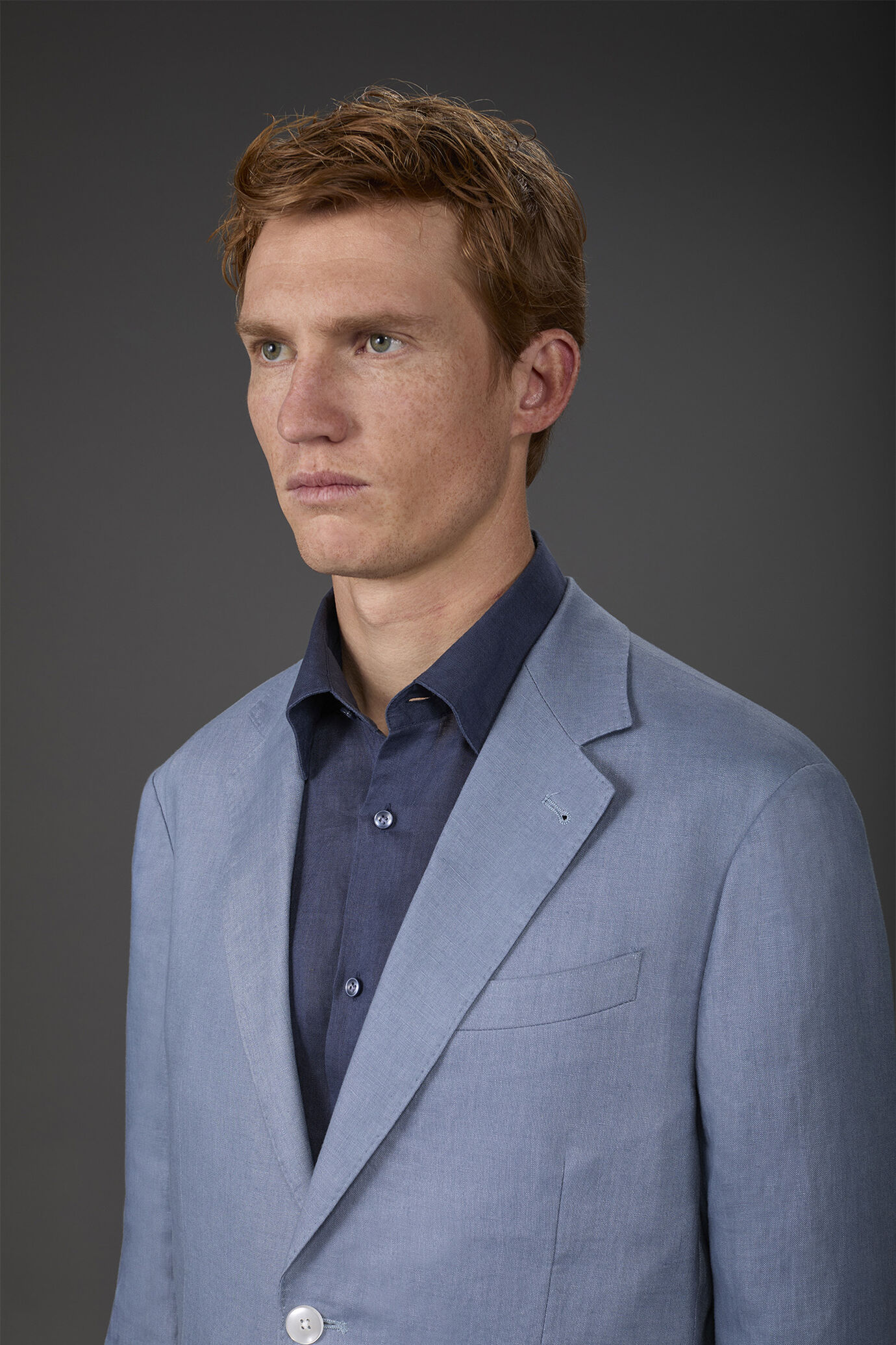 Single-breasted men's suit with flat front trousers, in 100% linen with a washed effect image number 2