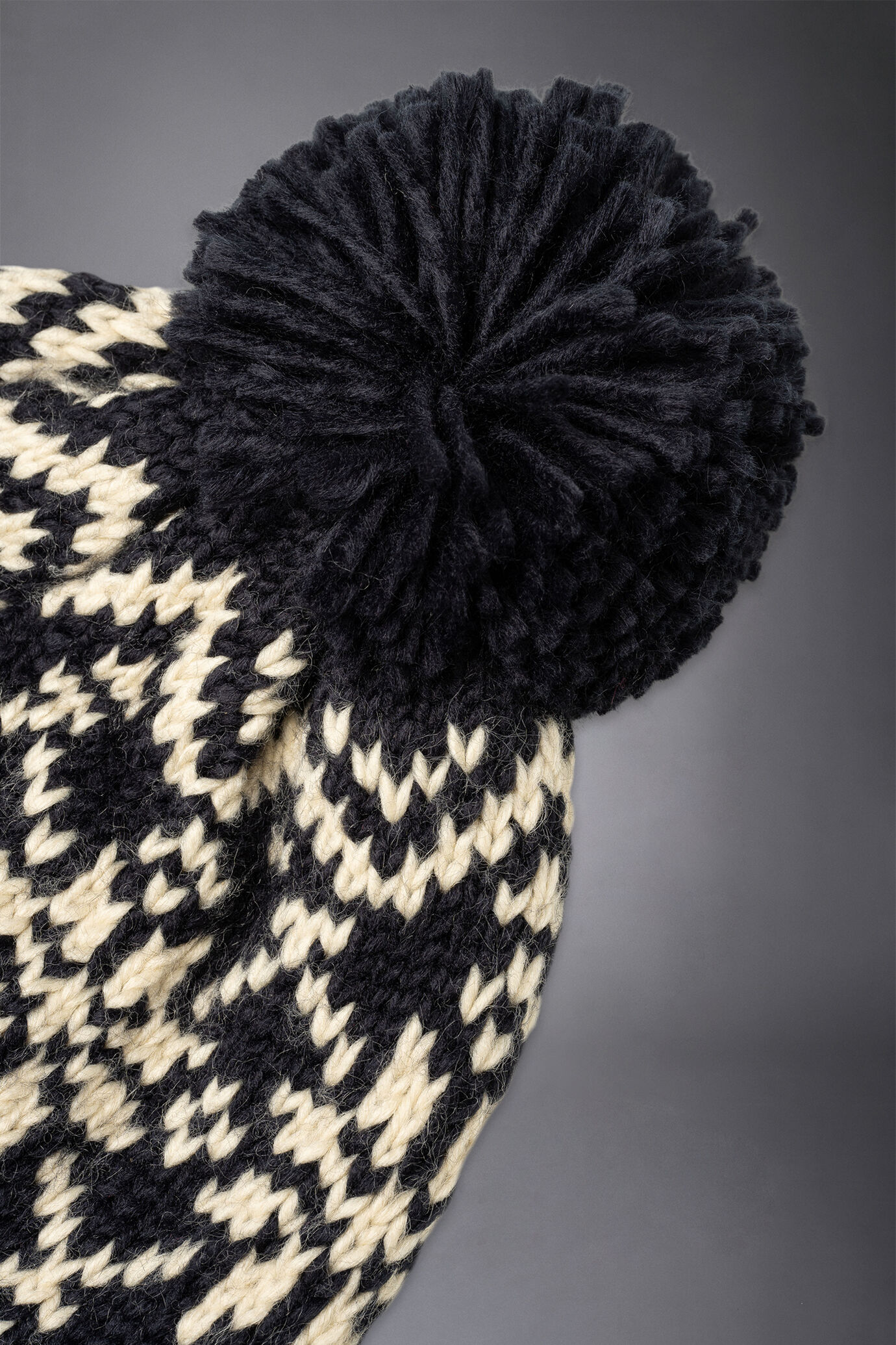 Men's cap with pompom image number 1