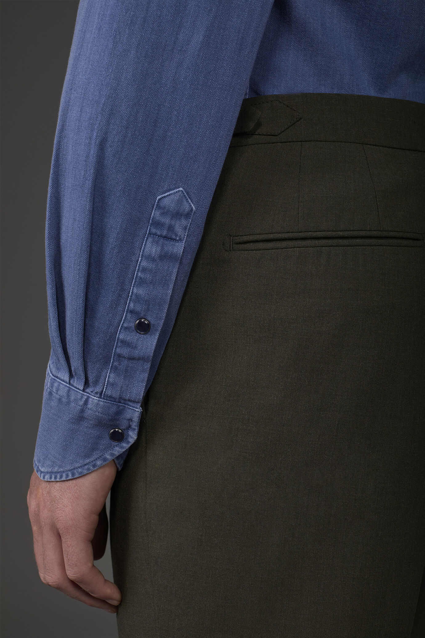 Chemise décontractée pour homme à col classique, tissu chambray image number 3
